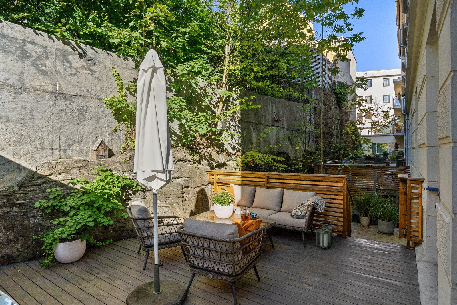 Fra stuen er det utgang til en stor terrasse fordelt over to plan hvor øverste del er på ca. 21 kvm og nederste del er på ca. 13 kvm. Galleribilde