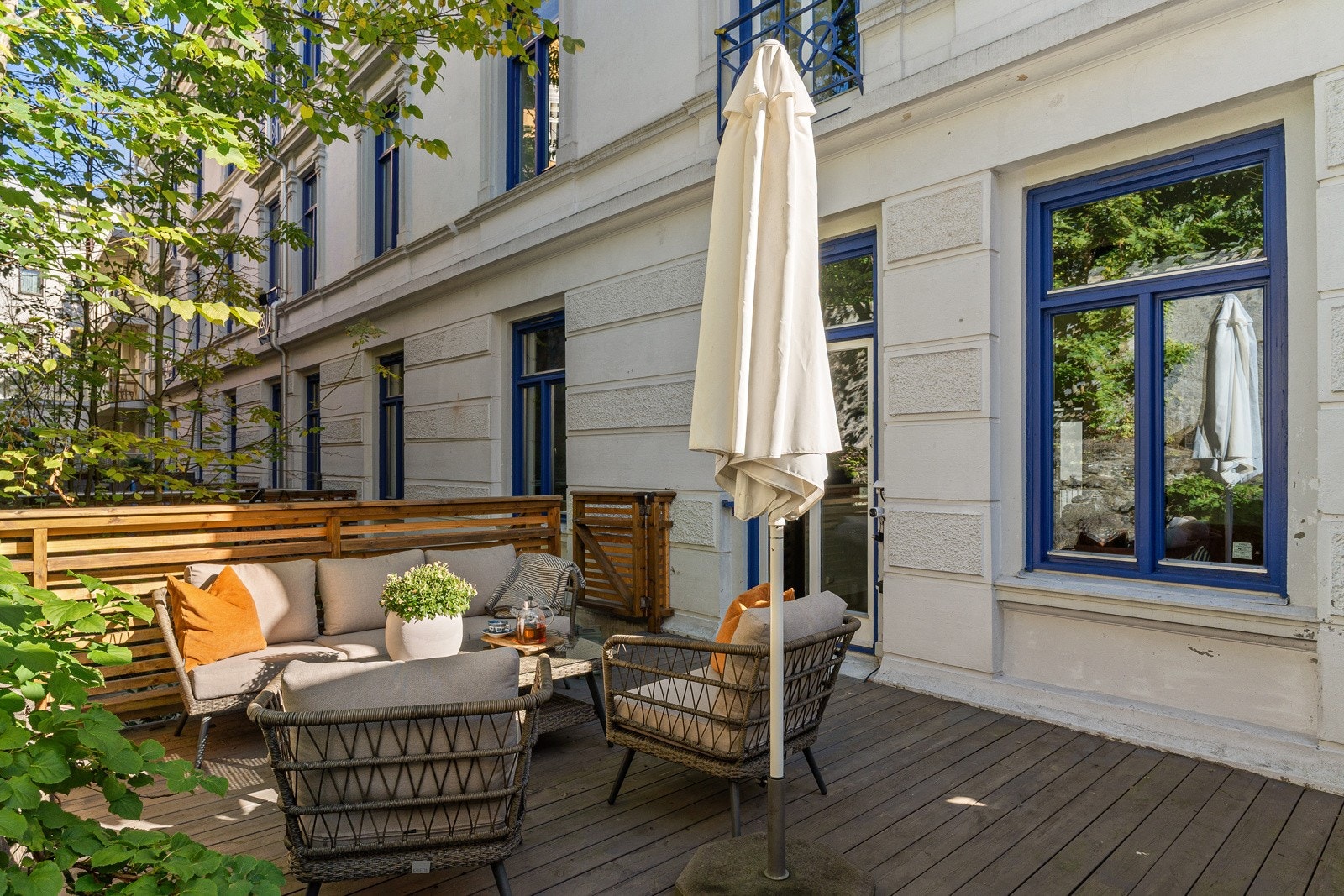Her er det rikelig med plass til både utelounge, grill og spisebord. Galleribilde