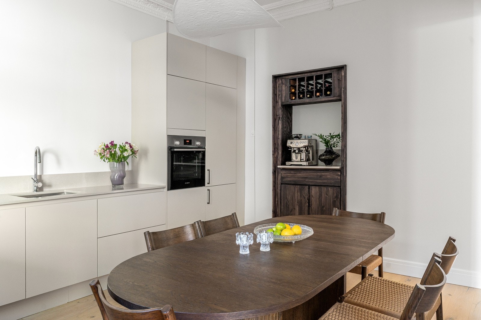 Rommet har også rikelig plass til et stort spisebord, perfekt for både hverdagsmåltider og hyggelige sammenkomster med familie og venner. Galleribilde