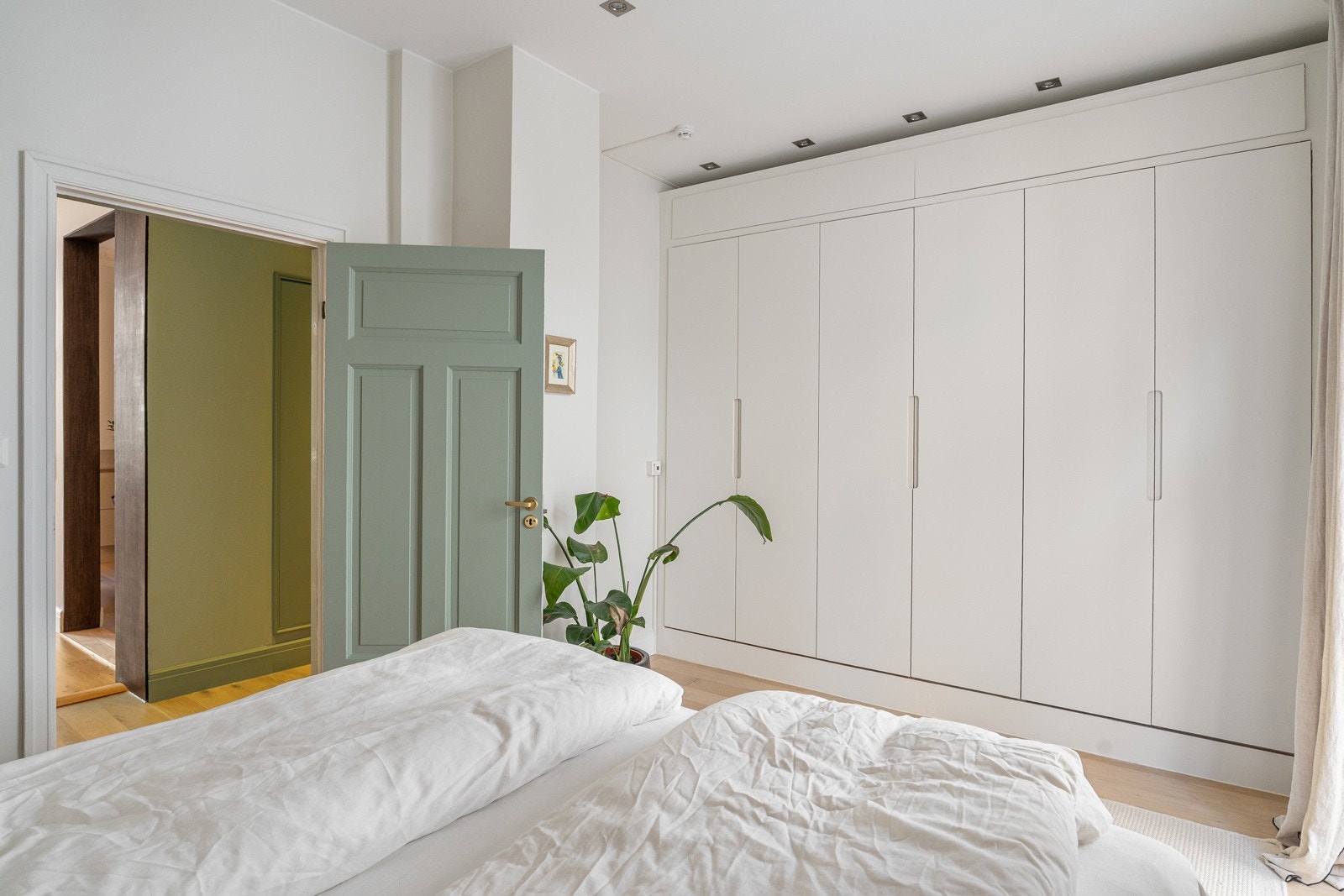Rommet er innredet med et plassbygget garderobeskap som strekker seg fra vegg til vegg, samt innfelte downlights som gir en stilren belysning. Galleribilde