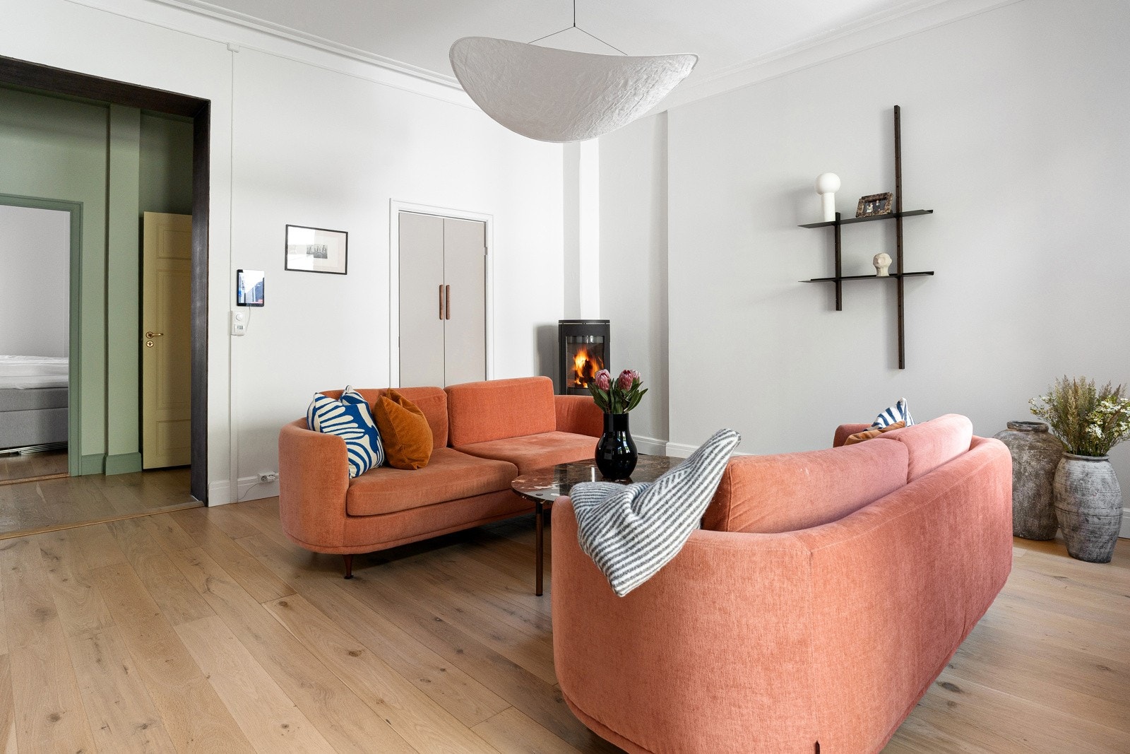 Gulvvarme i entré/gang, i stuen og på hovedsoverom. Galleribilde