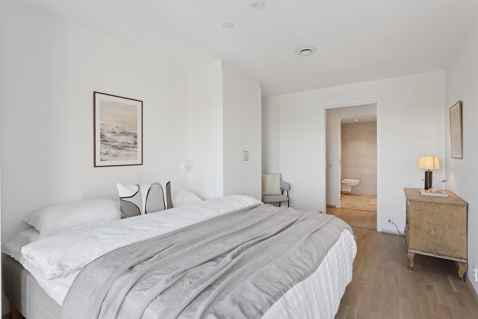 Begge soverommene ligger gunstig plassert mot "svalsiden" med vindu mot nord. Hovedsoverommet har vinduer både mot nord og øst. Begge soverommene har kort avstand til bad og toalettrom. Galleribilde