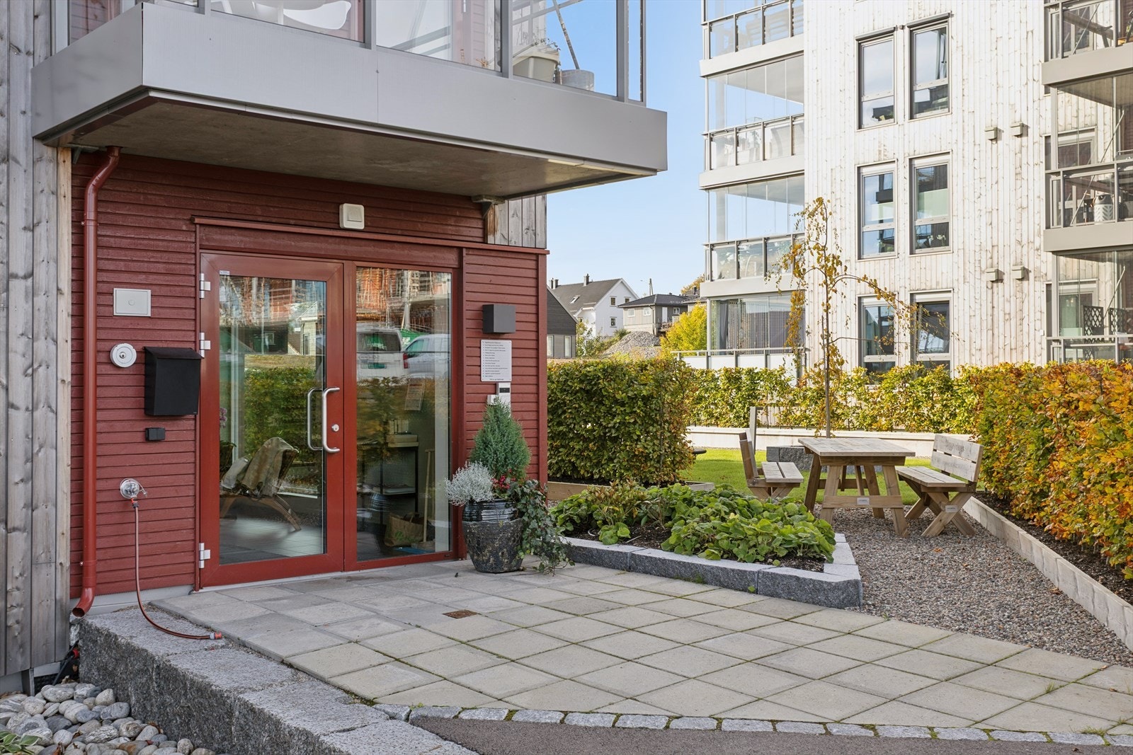 Adkomsten til leiligheten er fra et innbydende felles hovedinngangsparti med foaje i 1. etasje. Hovedinngangsdøreren har elektronisk adgangskontroll. Portelefonen i leiligheten er utstyrt med videoskjerm. Galleribilde