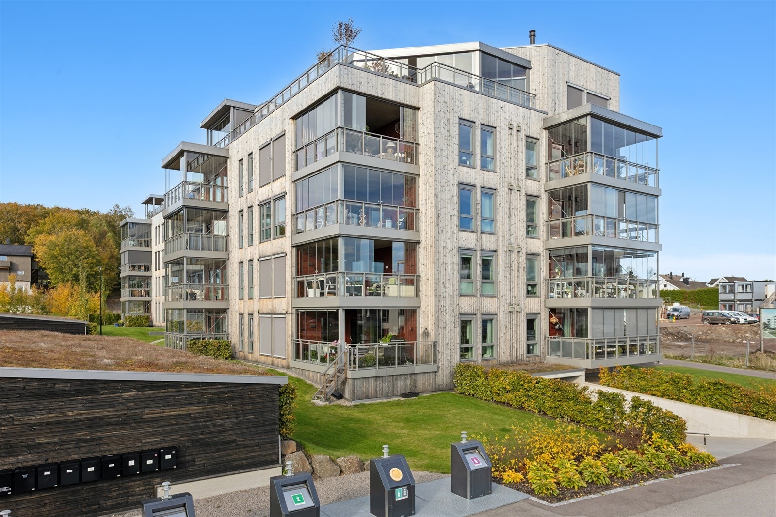 Alt er tatt hånd om. Ta del i alle sentrumsfunksjonene nærmest rett utenfor egen dørstokk, eller nyt flotte turområder i skog og ved sjøen. Det er kort vei til både Tønsberg og Sandefjord by! Galleribilde