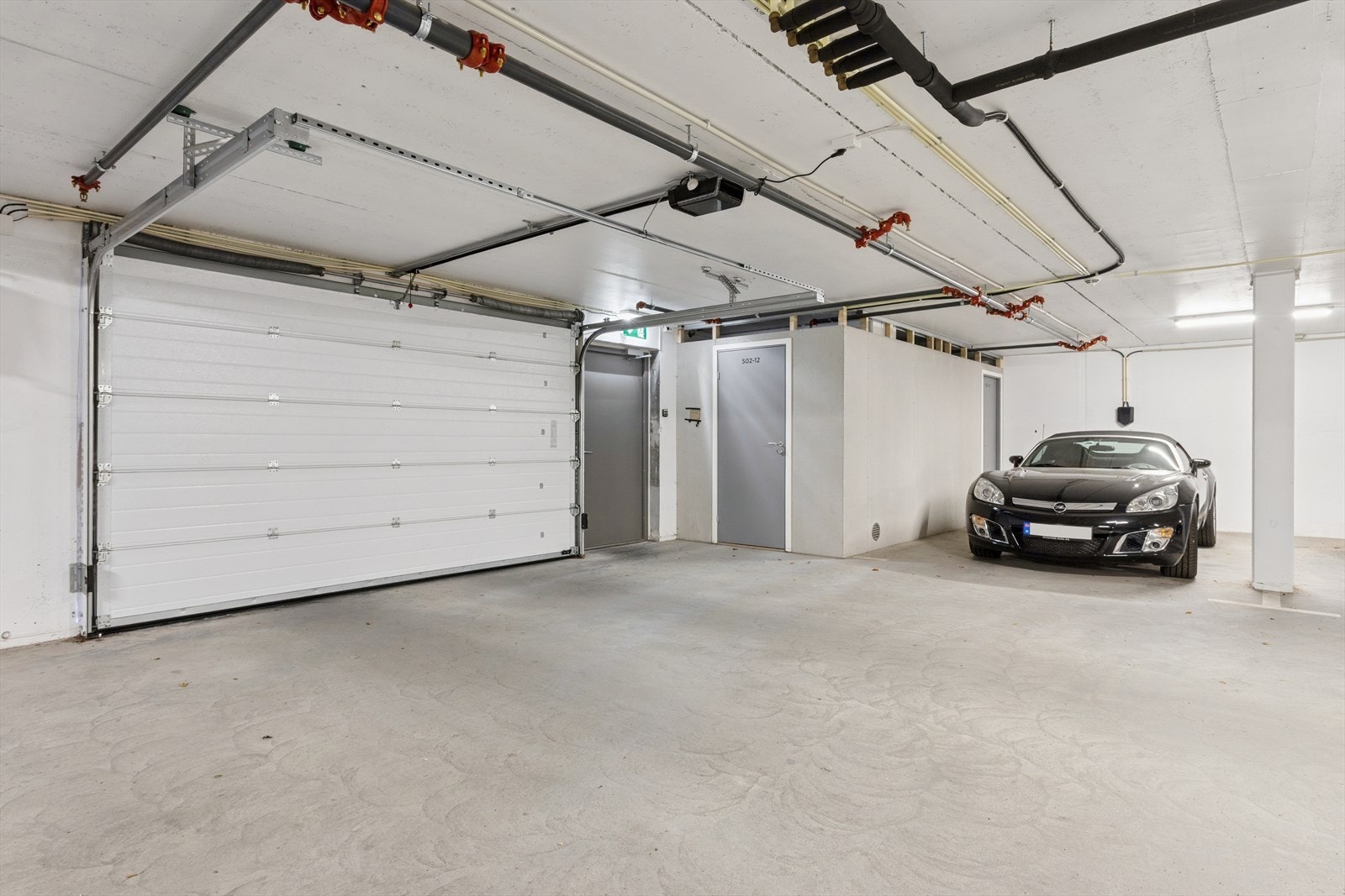 Det medfølger 1. stk. garasjeplass i byggets garasjekjeller hvor det også er installert ferdig infrastuktur for fremtidig montering av elbil lader. Galleribilde