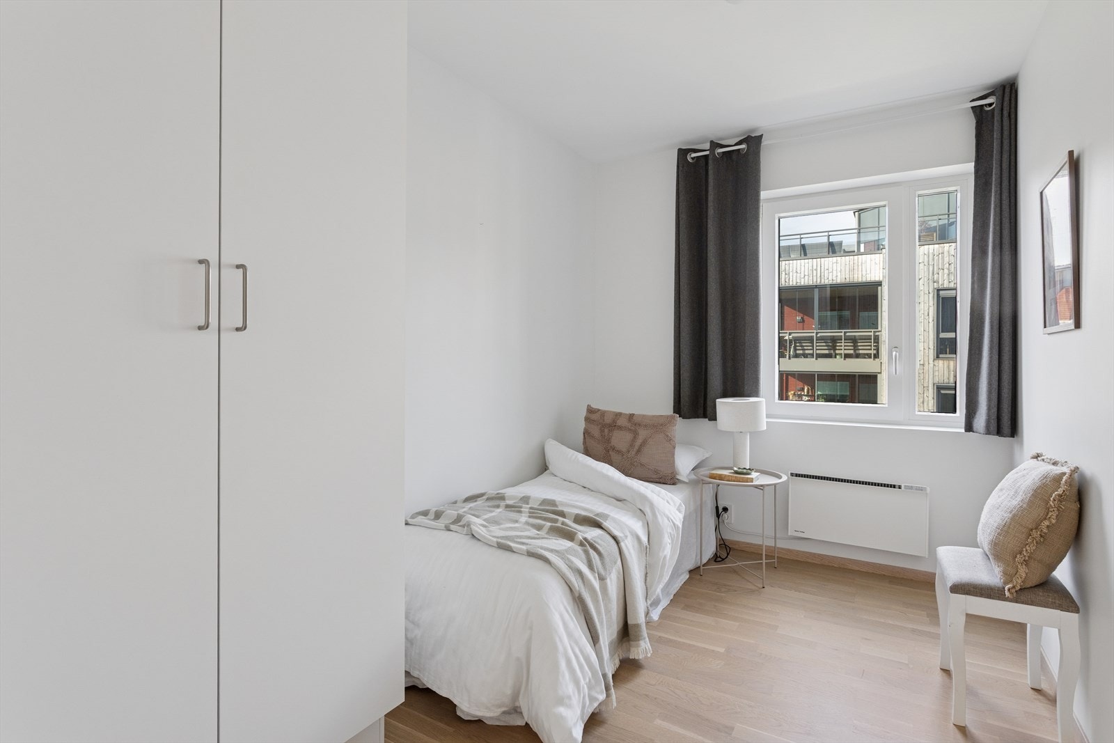 Leilighetens andre soverom har plass til både seng, arbeidsbord og garderobe. Galleribilde