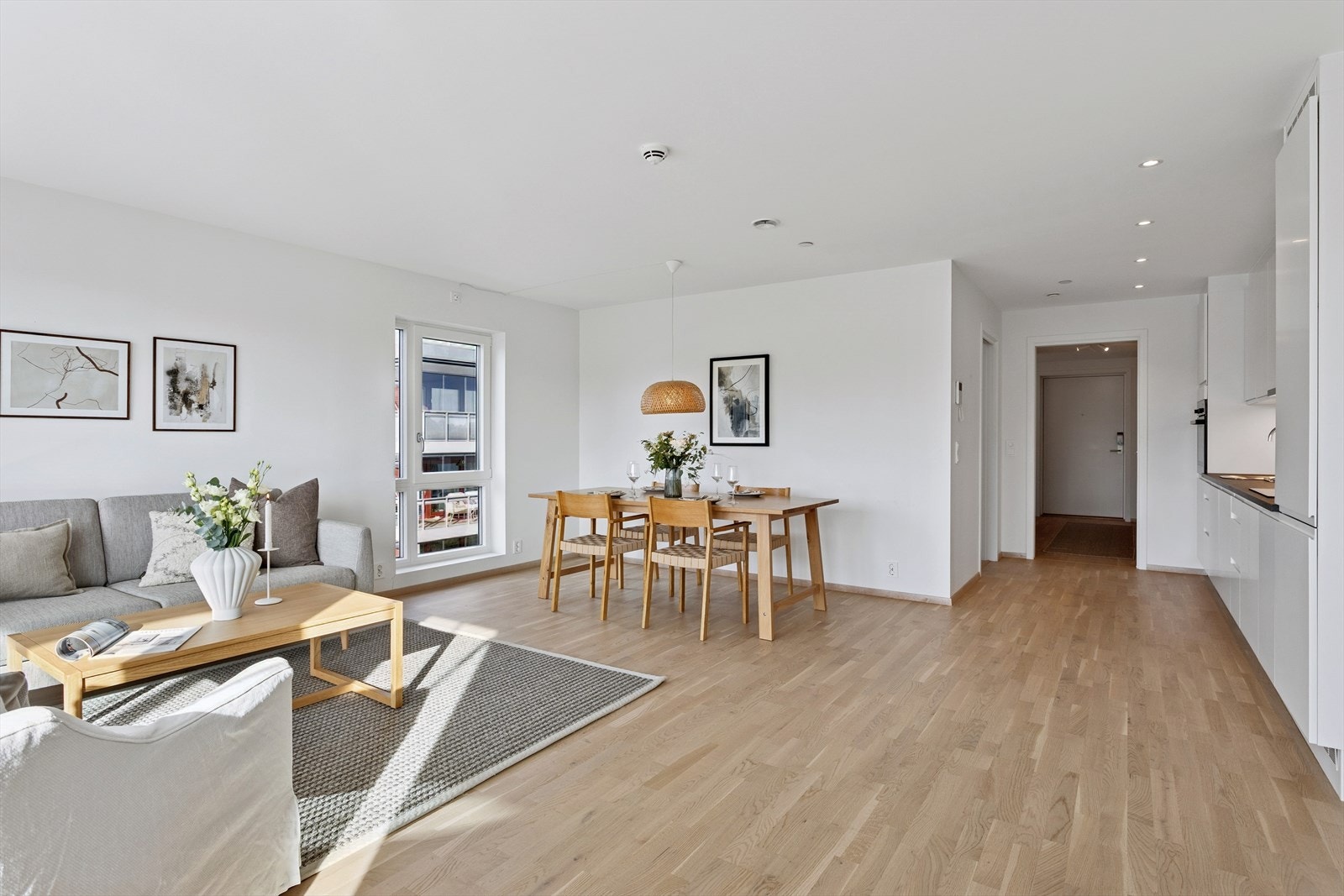 Stuen og spisestuen er også romslig og møbleringsvennlig tatt leilighetens størrelse i betraktning. Galleribilde