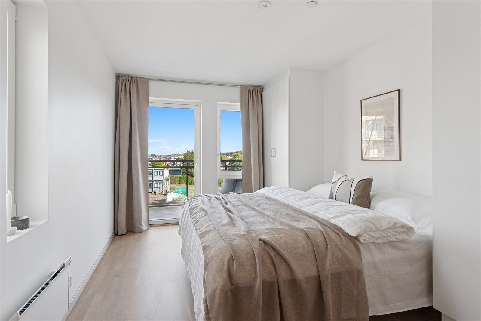 Hovedsoverommet ligger "for seg selv", innerst i leiligheten. Herfra er det utgang til egen balkong mot øst hvor man man kan nyte morgensol. Det er plass til en stor dobbeltseng som blir midtpunktet i en harmonisk sone , perfekt for en god natts søvn. Galleribilde