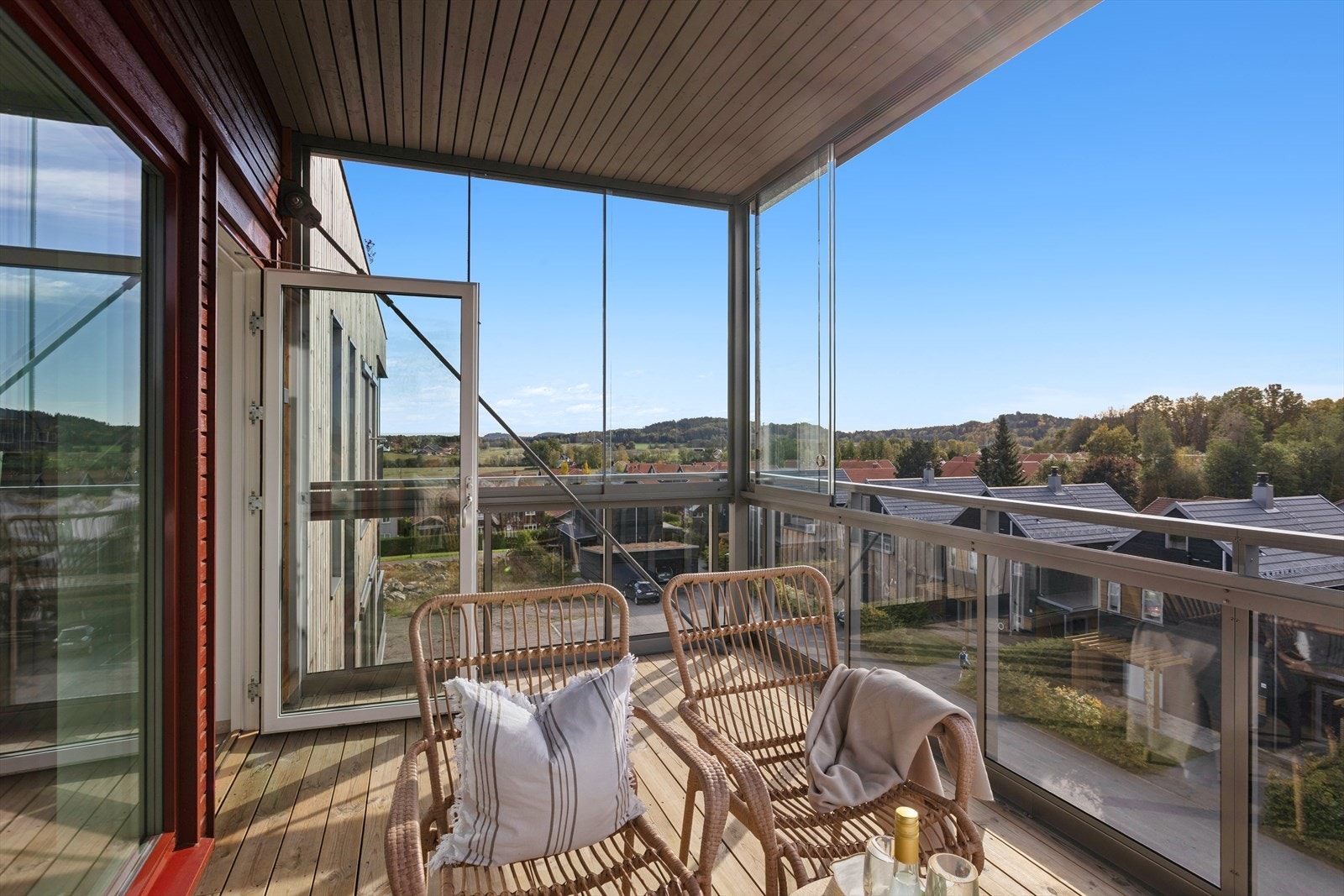 Den vestvendte plasseringen sørger for "seneste kveldssol". Fra 4. etasje kan man nyte den herlige utsikten, nærheten til naturlandskapet og stemningen som utspiller seg på utsiden. Galleribilde