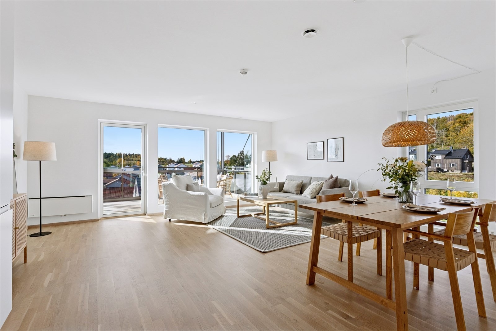 Hjemmet fremstår med en godt utnyttet planløsning og et helhetlig og solid materialvalg. Særskilt fremheves en imponerende romslig stue-/kjøkkensone, god standard og ikke minst de to herlige balkonger. Galleribilde