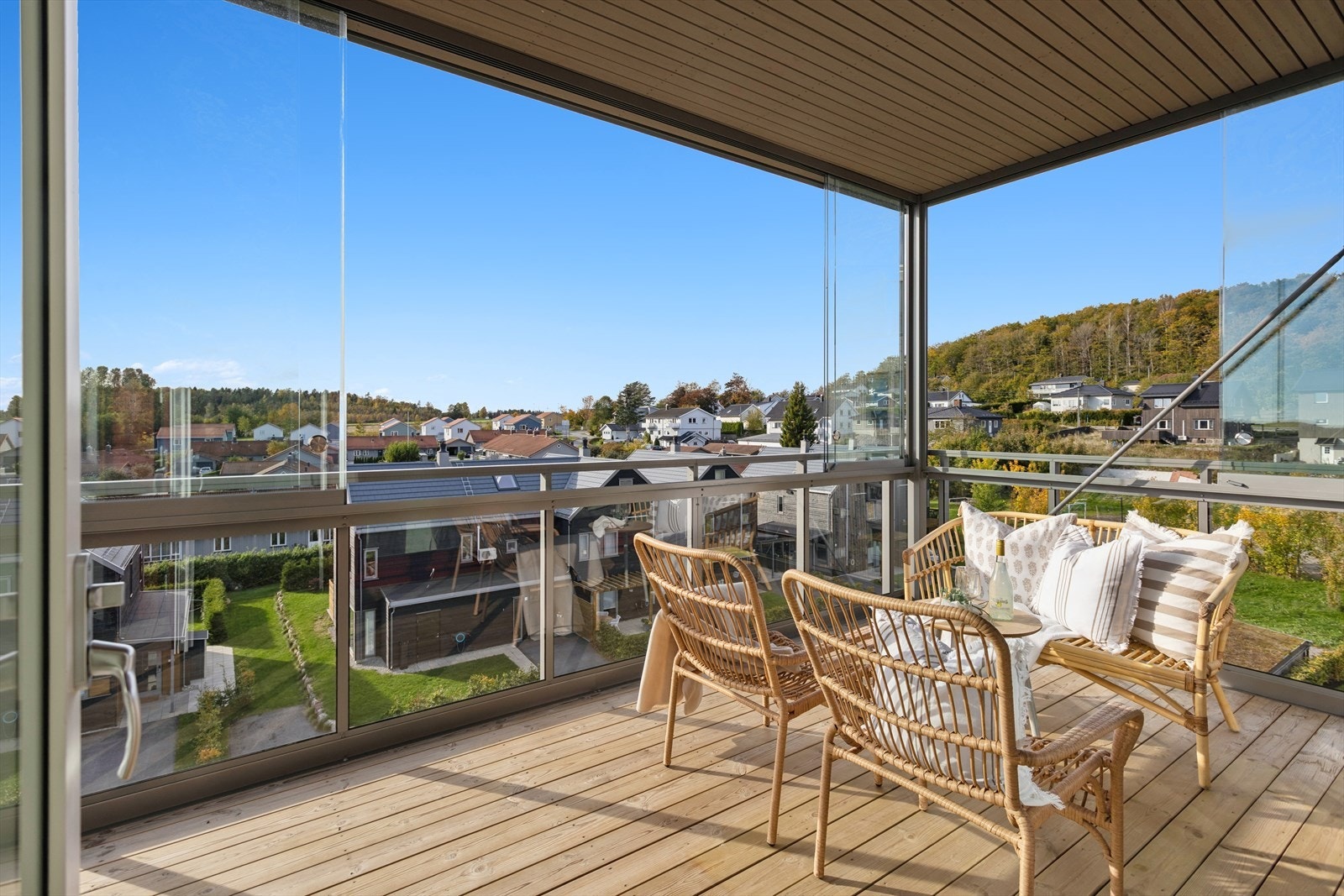 Skyveglass over rekkverk gjør at rommet kan åpnes opp som en vanlig balkong på dager hvor det er ønskelig. Balkongen er også perfekt plassering med tanke på utsikt, solforhold og romfølelse. Galleribilde