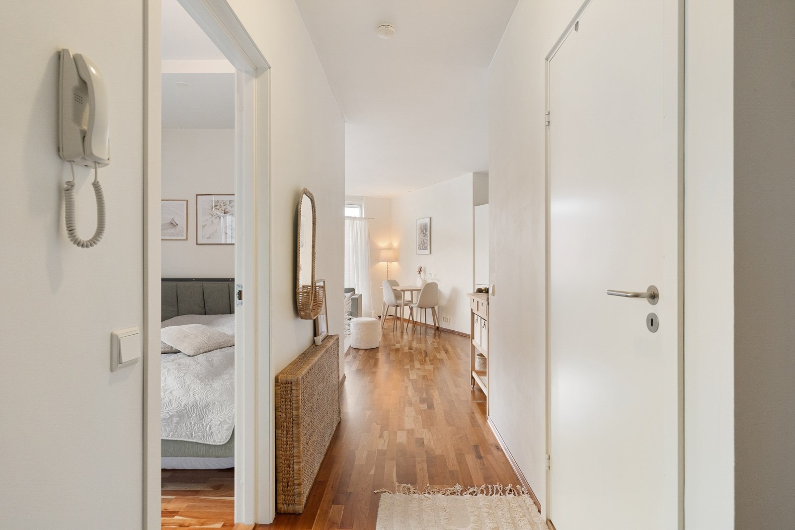 Fra entréen er det inngang til boligens bad og soverom. Galleribilde