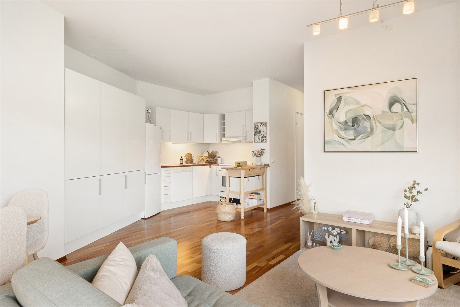 Det er åpen stue/kjøkkenløsning. Her er det også god plass til lagring i mange skap. Galleribilde