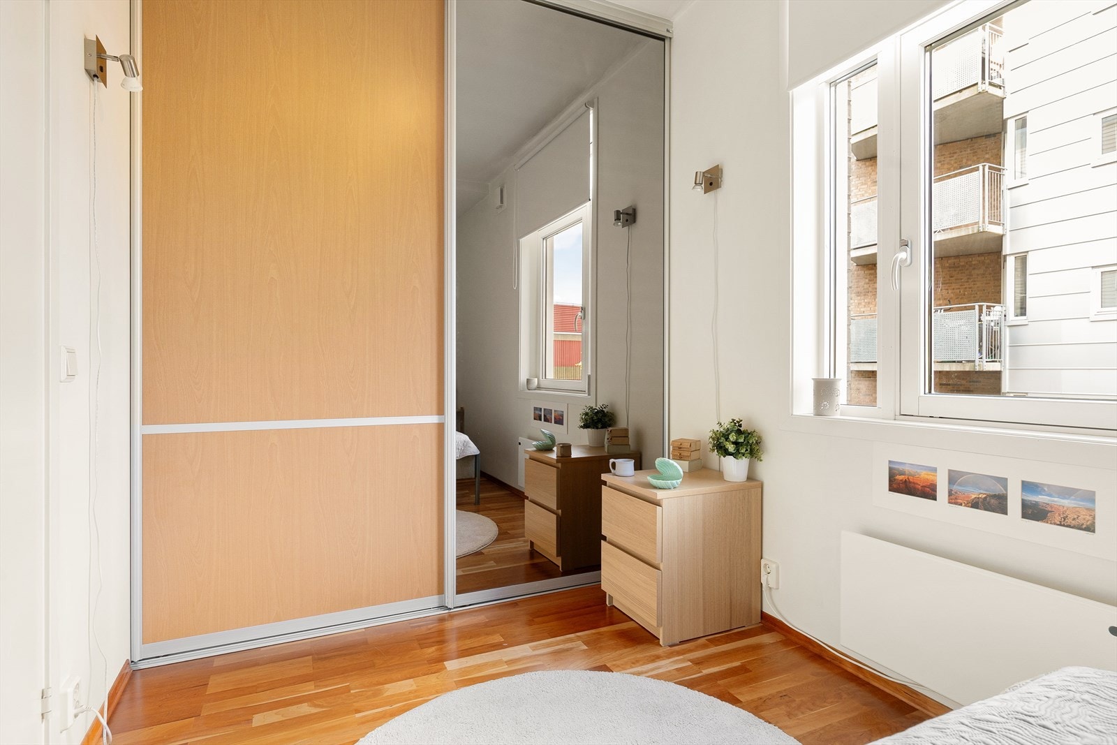 Rommet er utstyrt med en praktisk skyvedørsgarderobe som gir god oppbevaringsplass til klær og tilbehør. Galleribilde