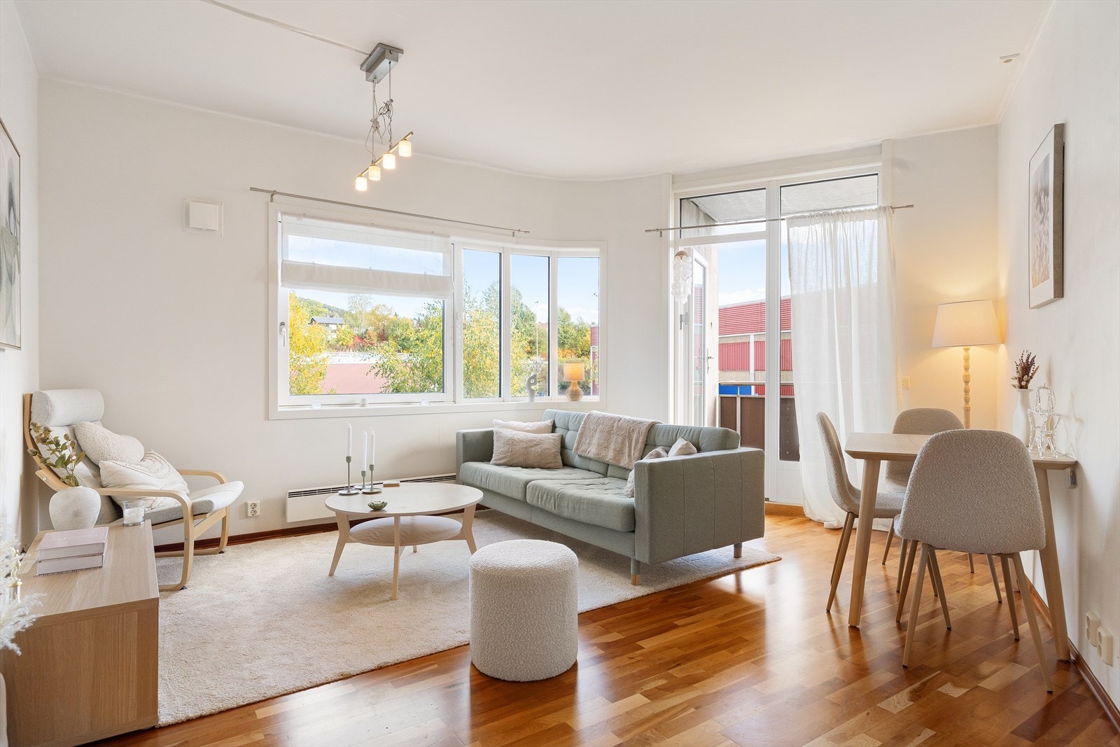 Hyggelig stue med god plass til sittegruppe og annet møblement. Galleribilde