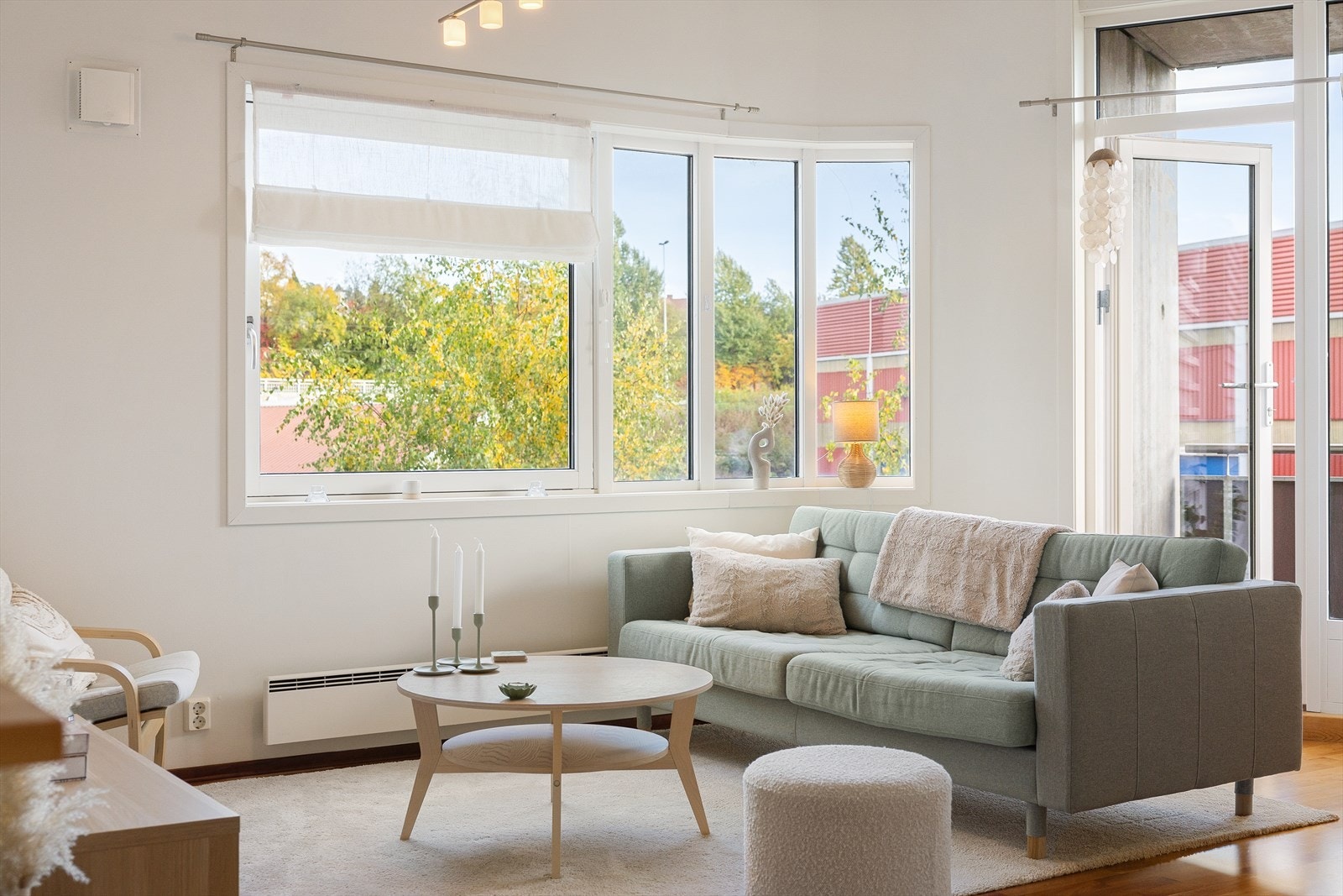 Store vindusflater slipper inn rikelig med naturlig lys og gir rommet en lun og trivelig atmosfære. Galleribilde