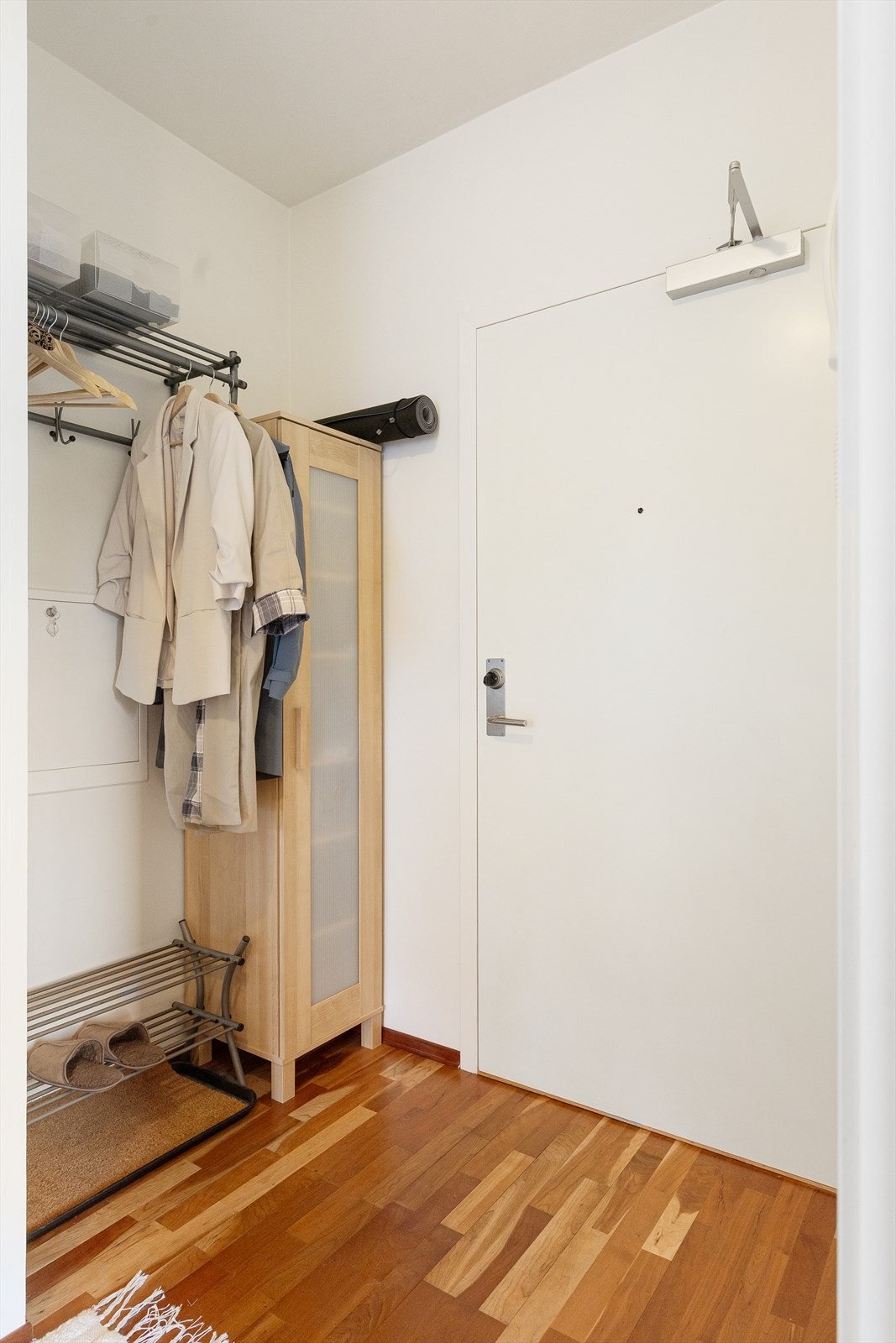 Lys og innbydende entré med god plass til jakker og sko, samt garderobeskap og praktiske lagringsmuligheter. Galleribilde