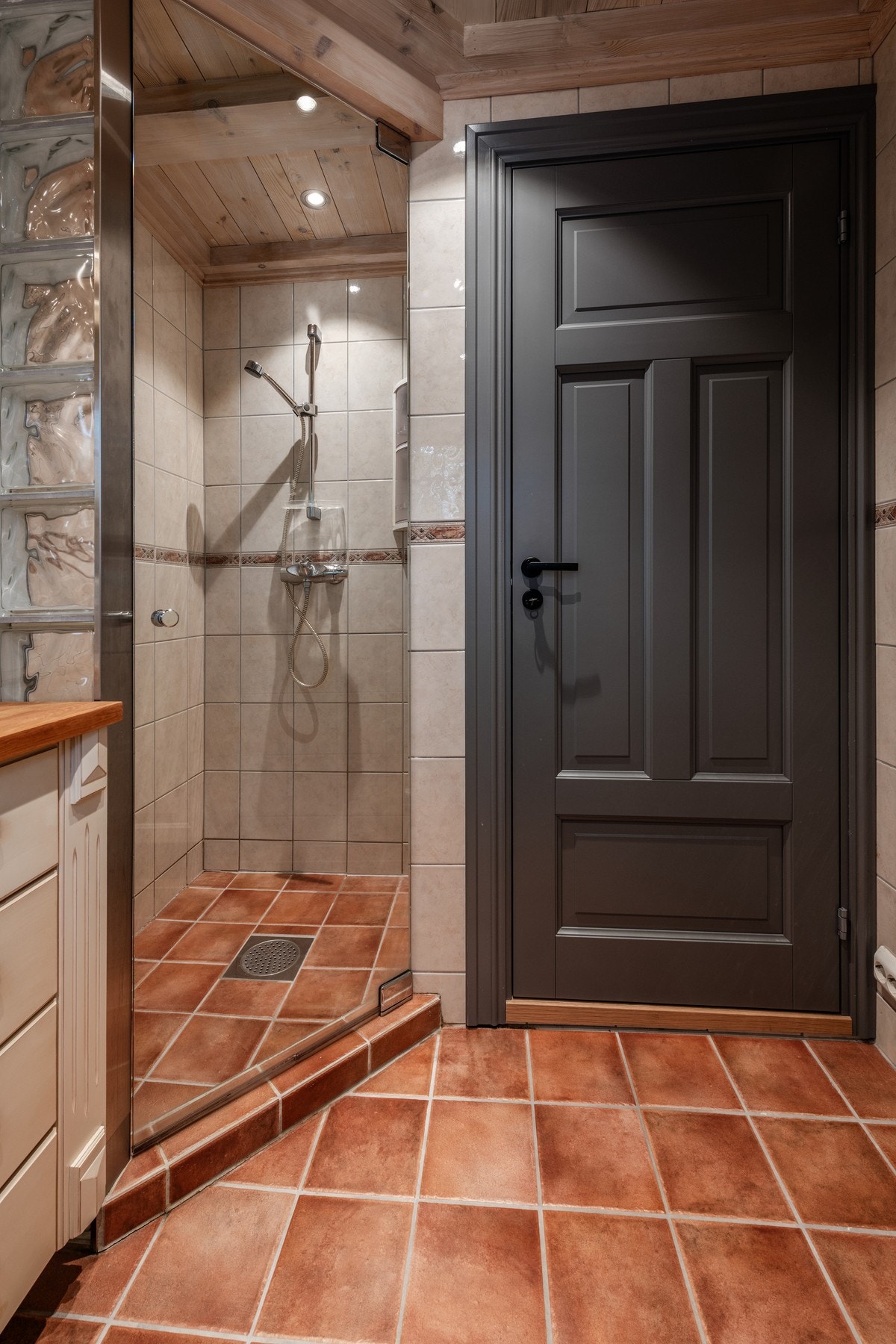 Badet har også en stor dusj Galleribilde