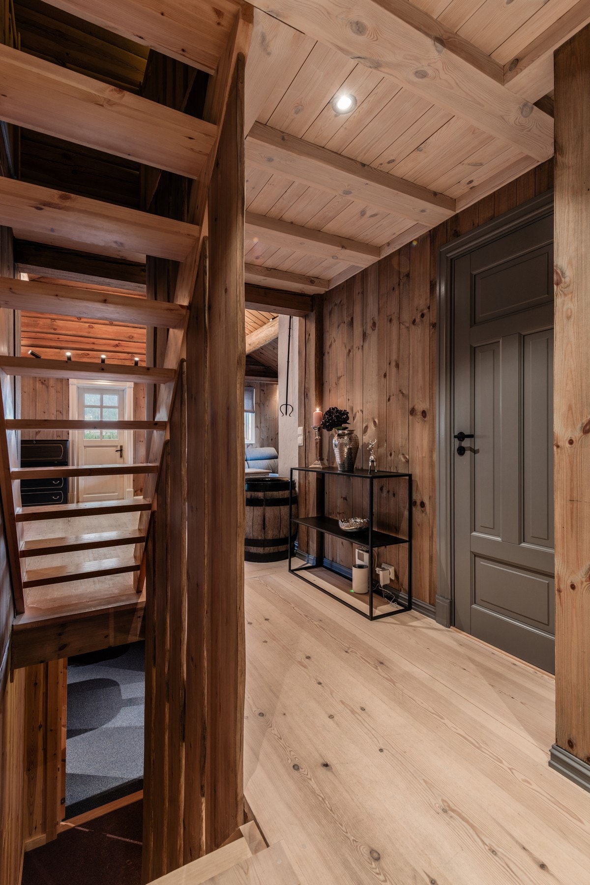 Hytten er innbydende og gjennomført Galleribilde