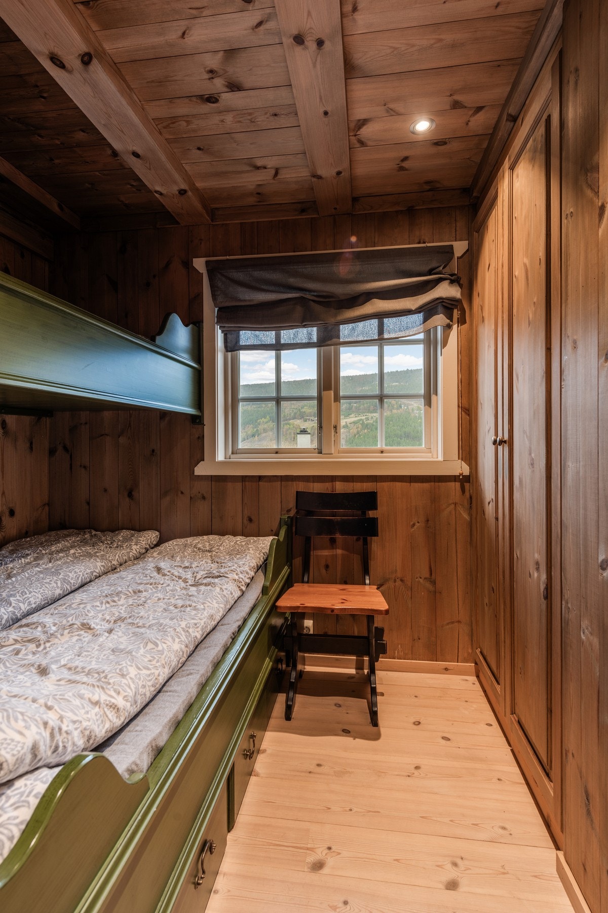 Soverom med god skapplass Galleribilde