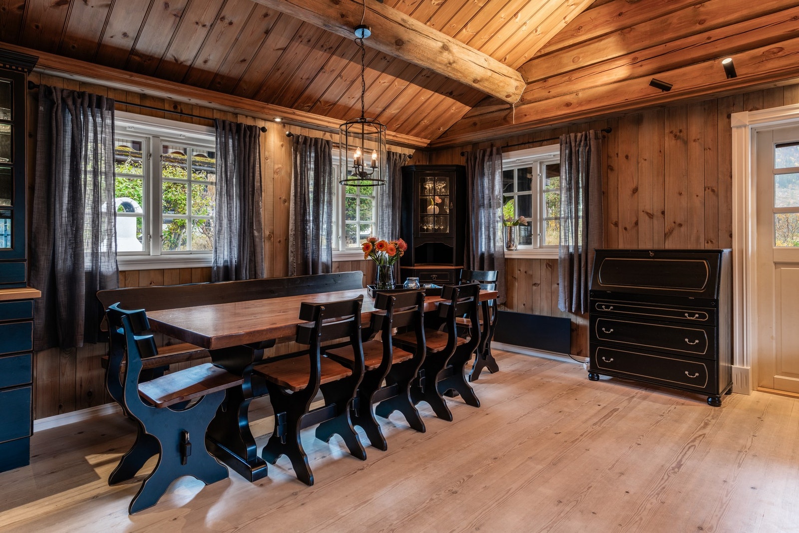 Fra spisestuen er det utgang til terrasse Galleribilde