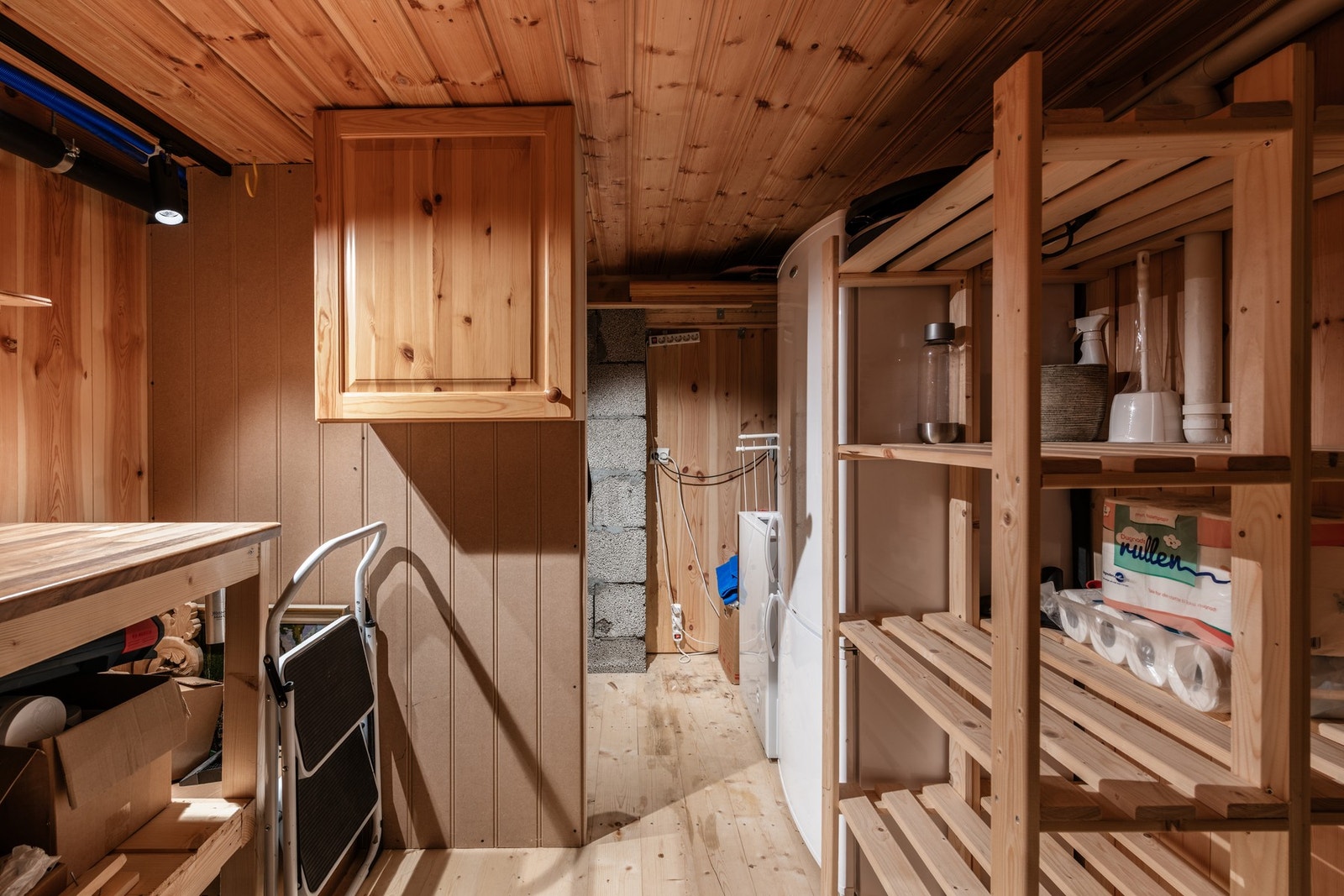 Kjelleren har god oppbevaringsplass Galleribilde