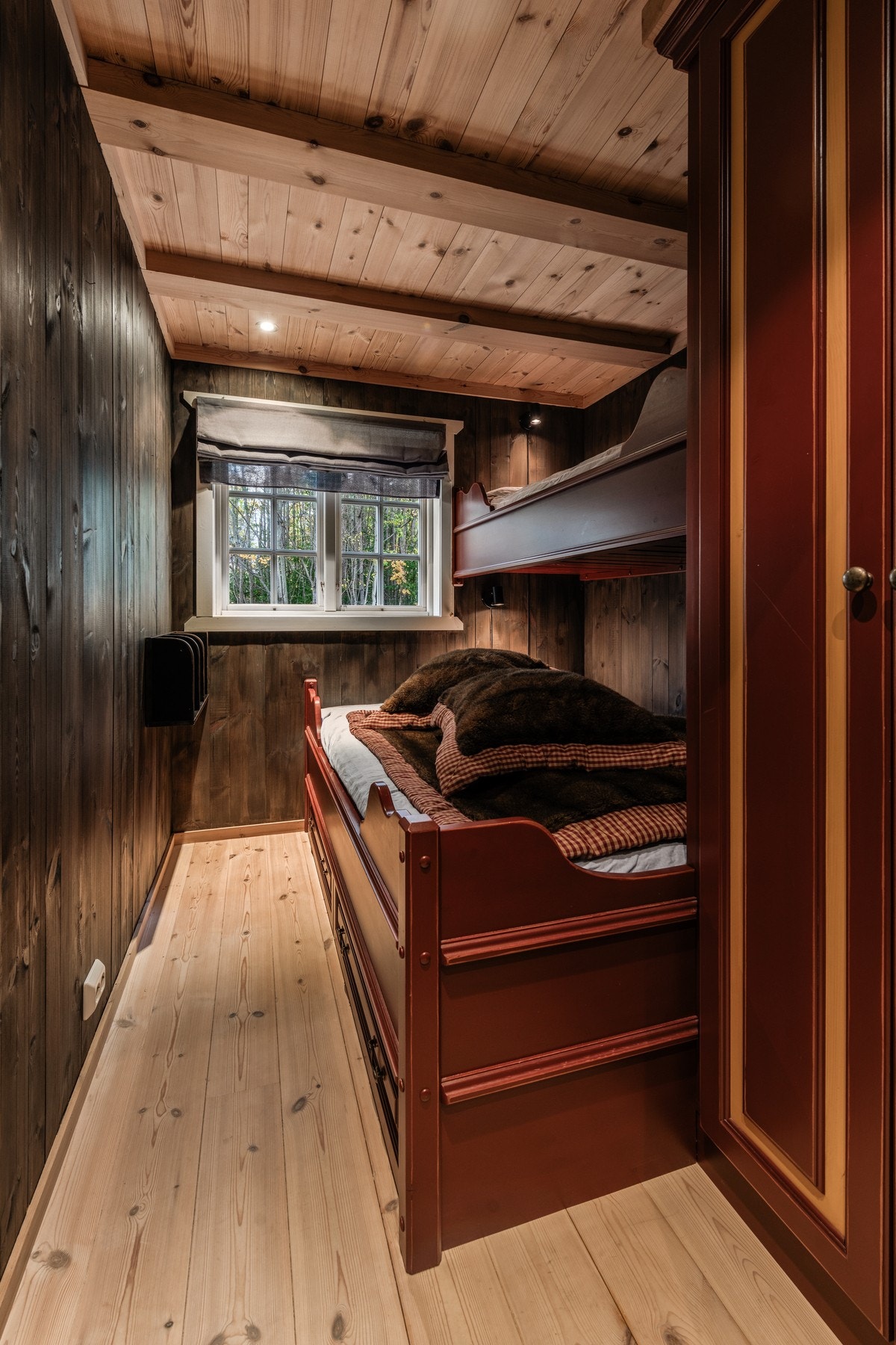 Koselig soverom med garderobeskap Galleribilde