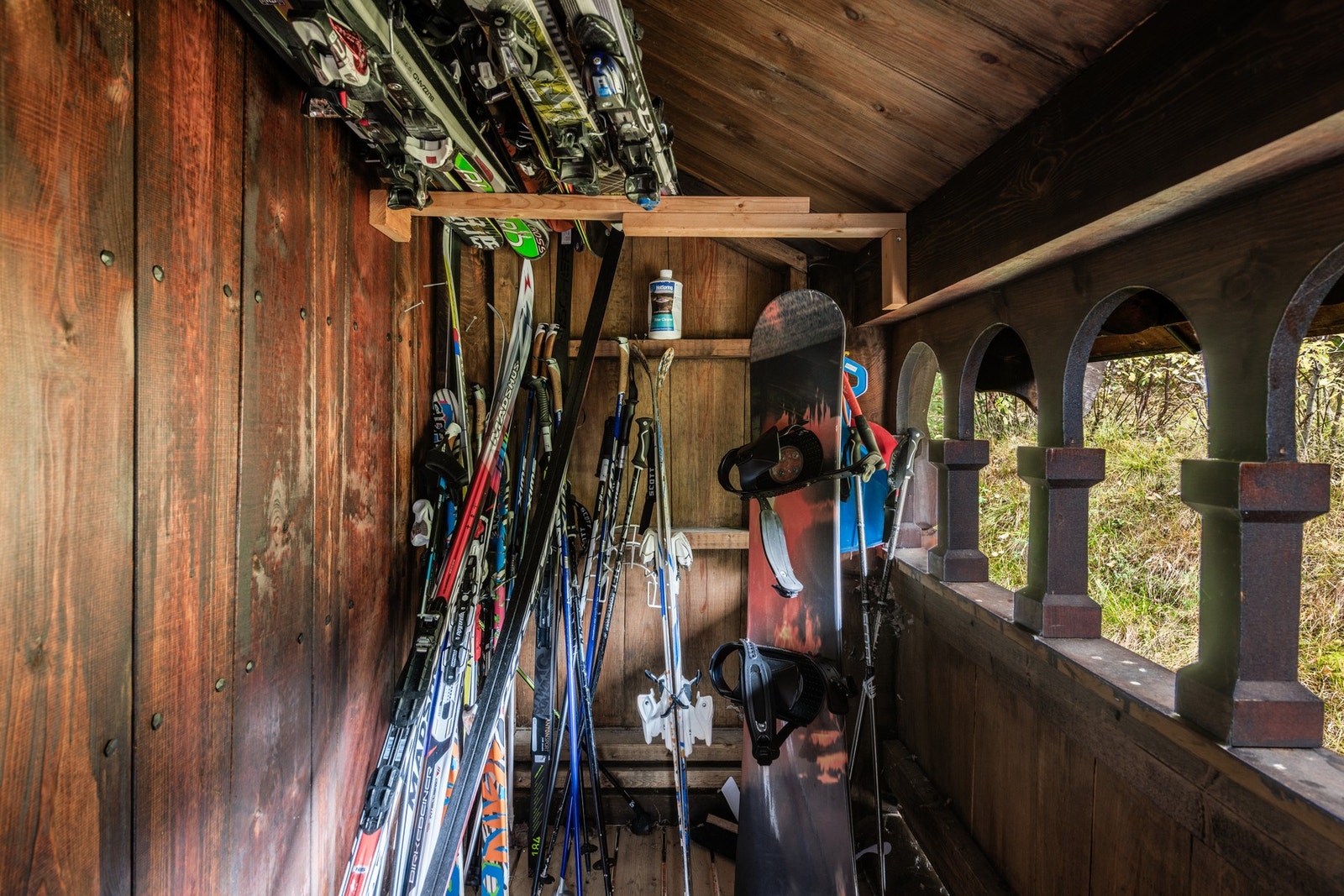 God plass til ski og utstyr i utvendig skibod Galleribilde
