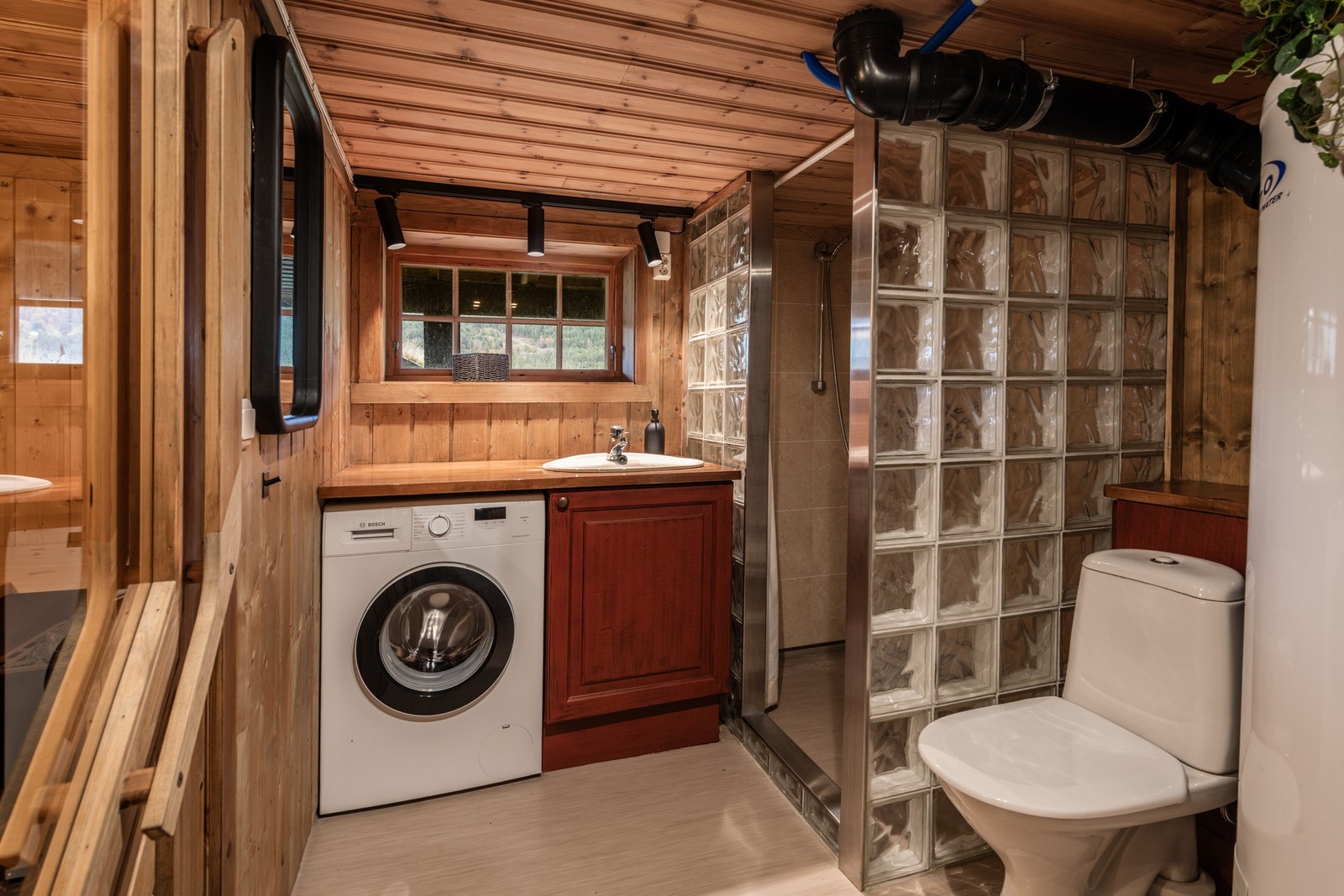 Bad i kjeller med badstue og opplegg for vaskemaskin Galleribilde