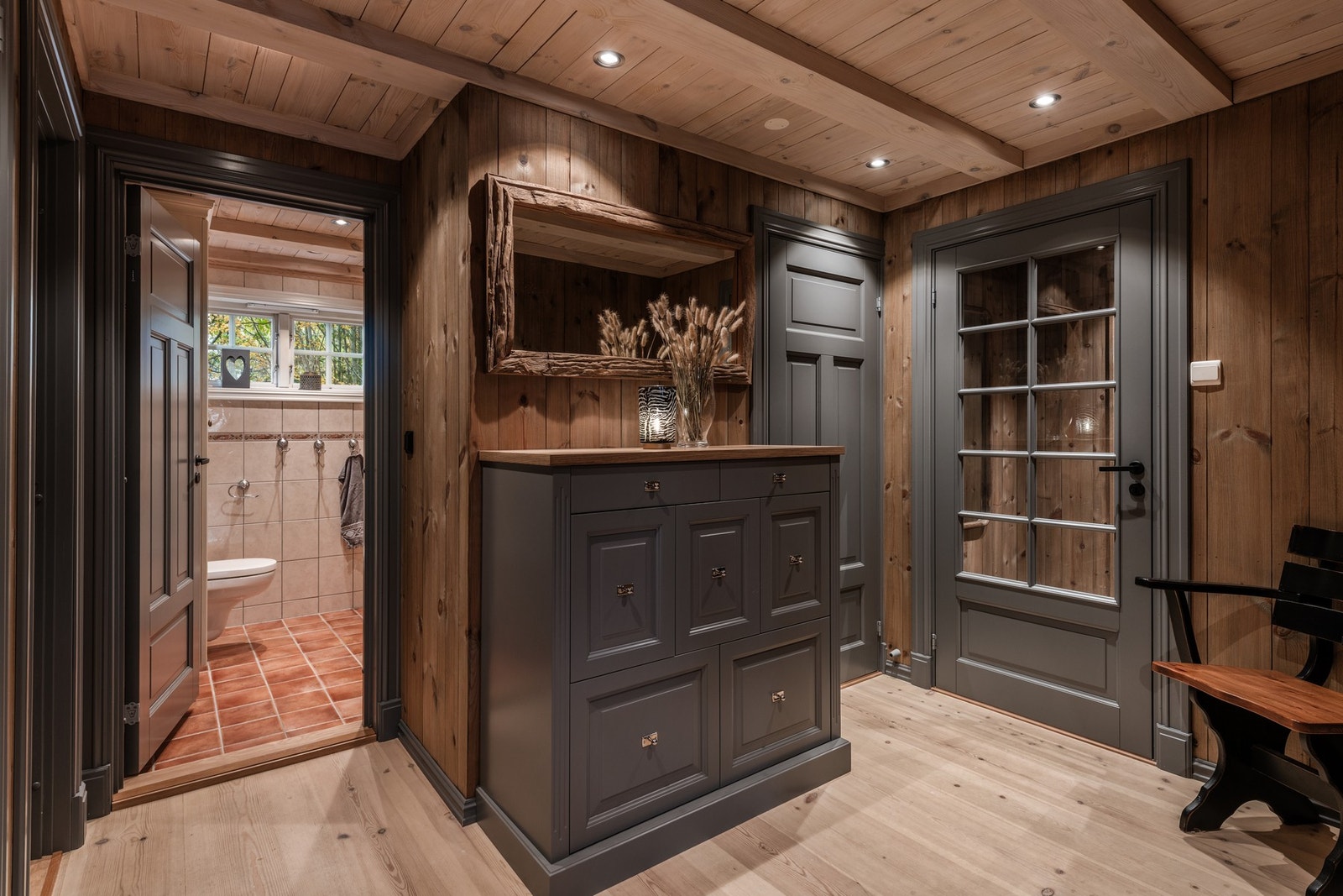 Hytten er stilren og full av detaljer som fanger øyet Galleribilde