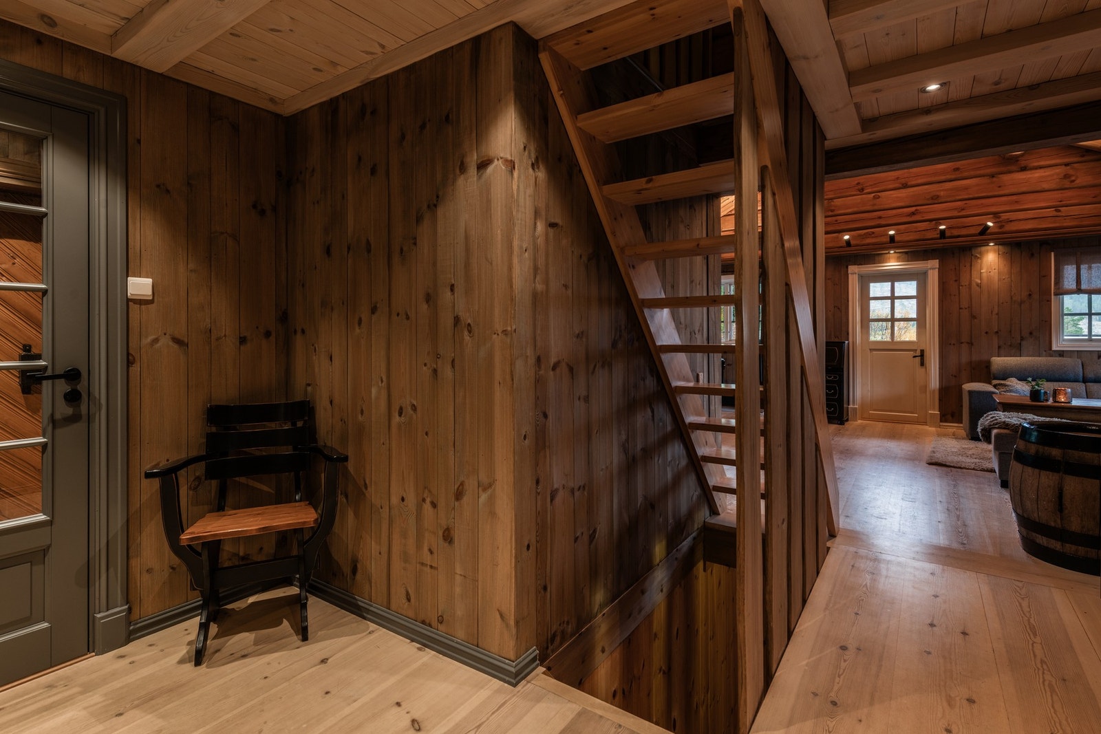 Hytten har både kjeller og hems Galleribilde