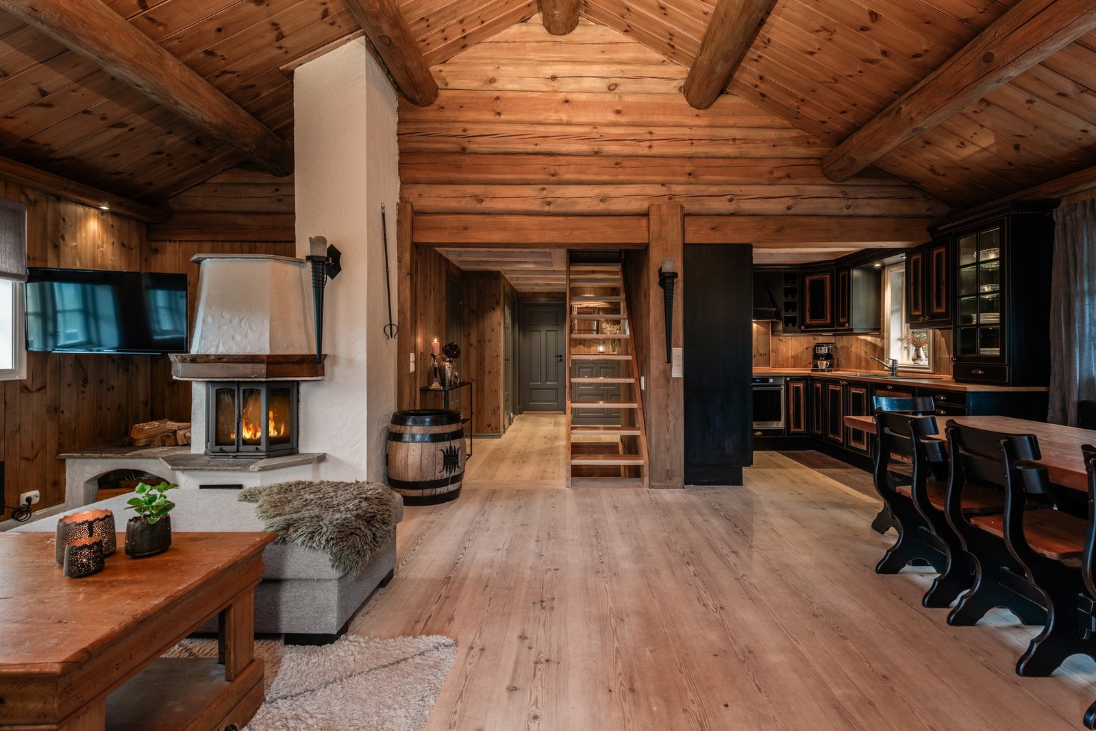 Fra stue/spisestue kommer man inn til kjøkkenet Galleribilde