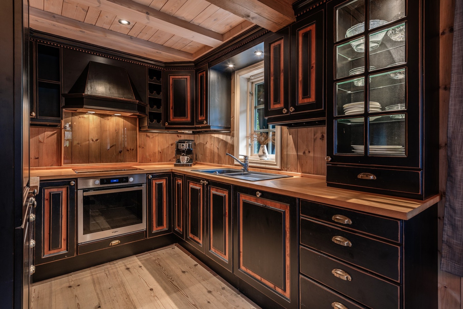 Kjøkkenet har integrerte hvitevarer Galleribilde