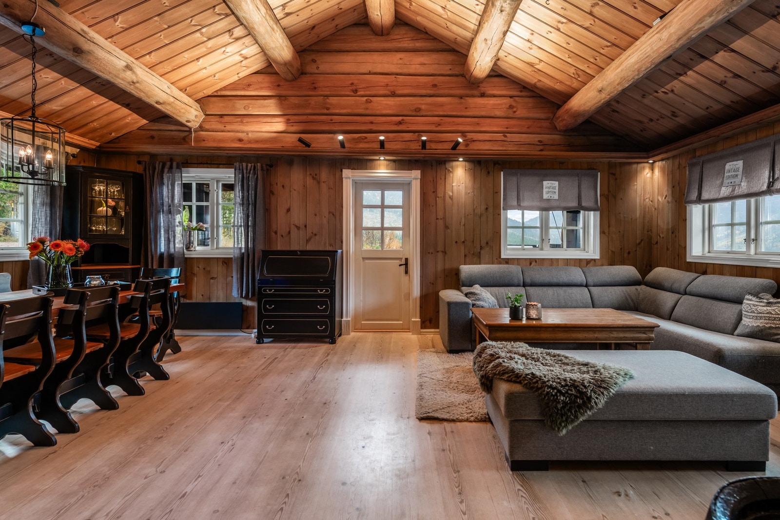 Stor og åpen stue og spisestue Galleribilde