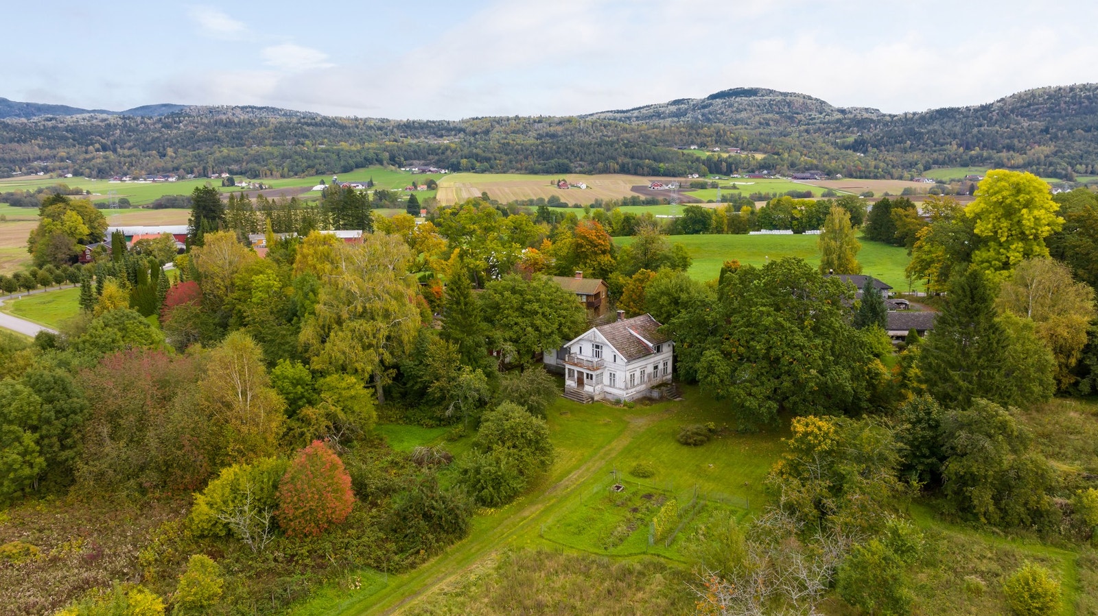 På tomten ligger et eldre hus, låve og en liten garasje. Disse er rivningsobjekter idag.
