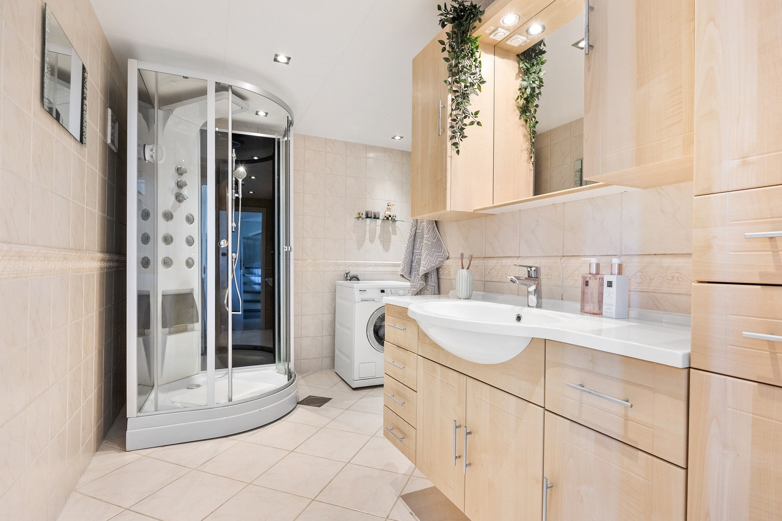 Boligen har et større bad som ble oppgradert i 2006 i følge eier. Galleribilde