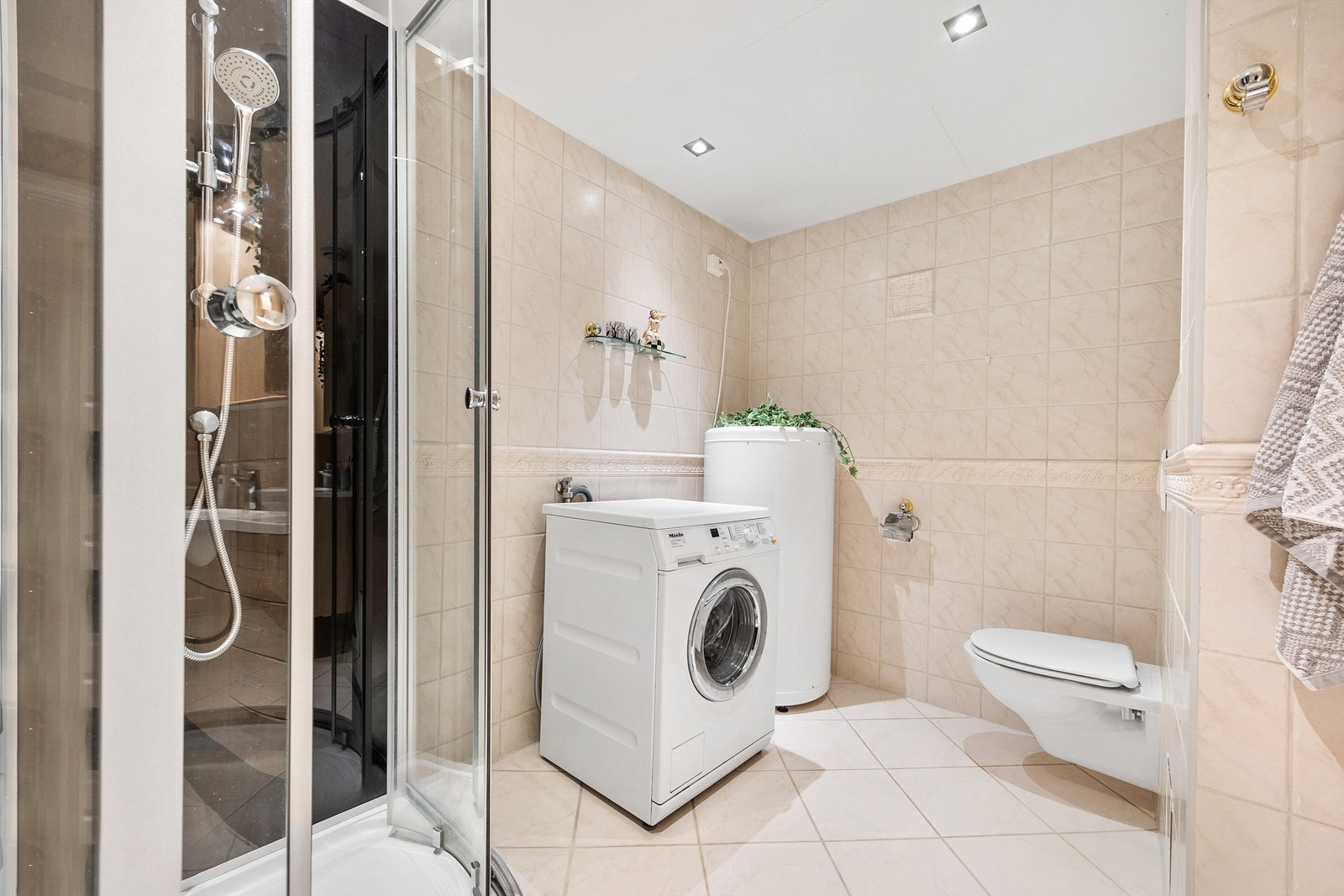 Det er opplegg for vaskemaskin på badet og det er plassert en varmtvannsbereder på 200 liter fra 2005. Galleribilde