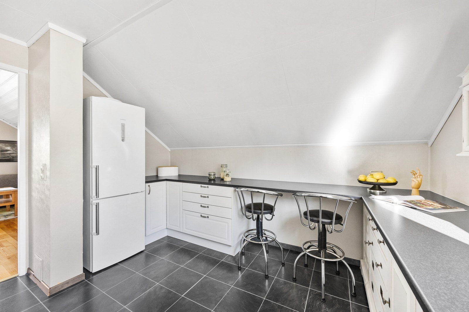 Frittstående kjøleskap. Dette kan medfølge etter avtale med selger. Galleribilde