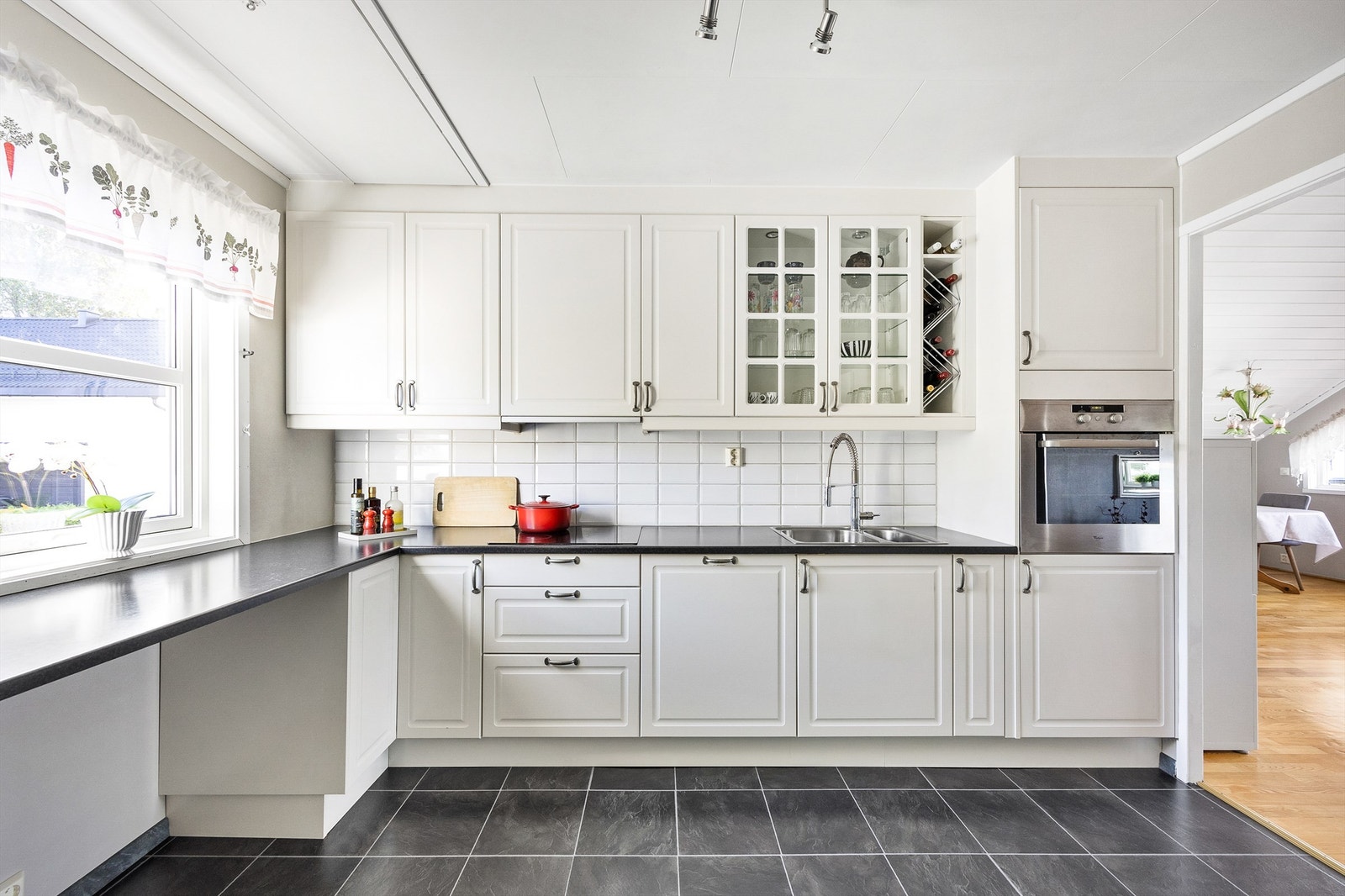 Kjøkkenet tilbyr rikelig med skapplass og er godt belyst med naturlig lys. Galleribilde