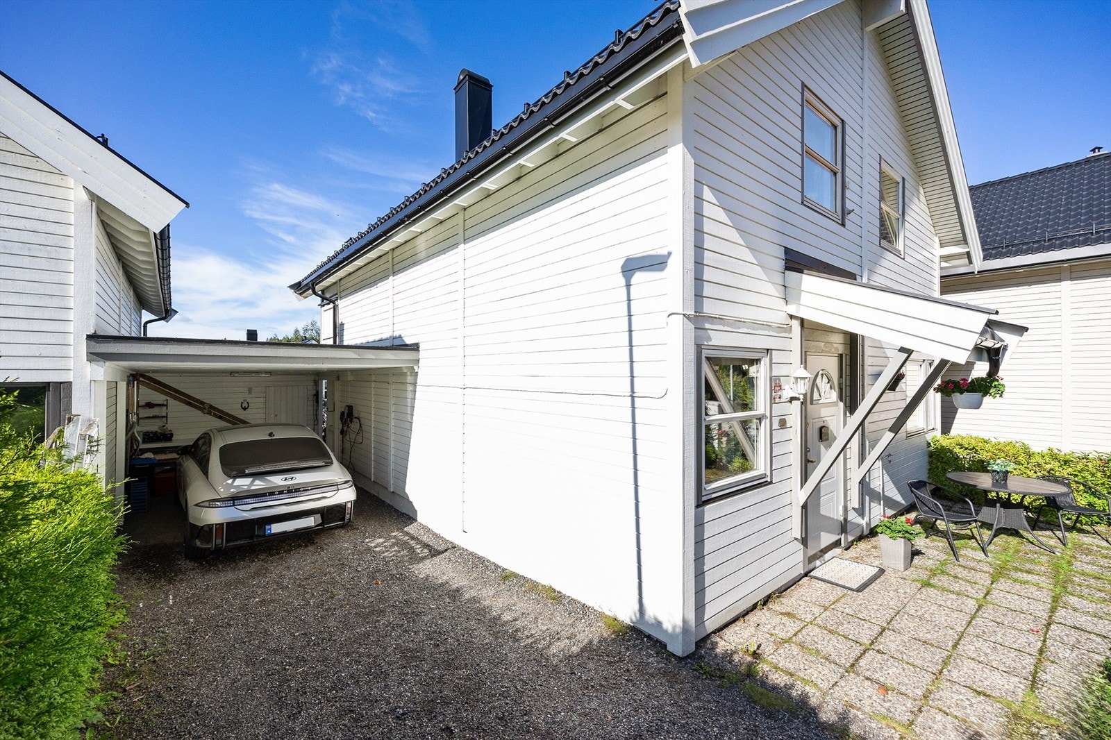 Carport i tilknytning til boligen. Det er installert lader til elbil. Galleribilde
