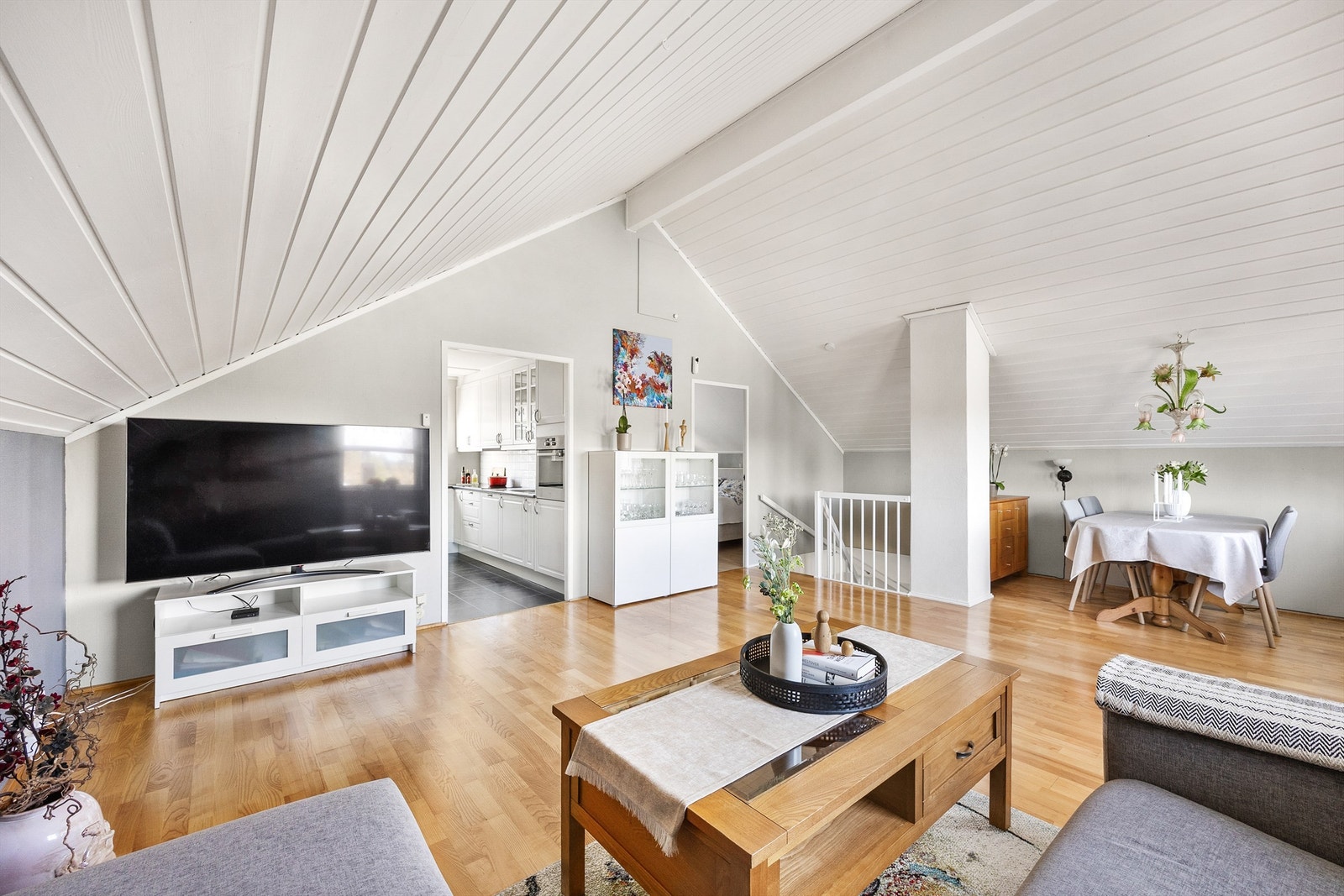 Lys og romslig stue. God plass til sofakroken med TV-benken, samt langbordet hvor man kan samle familie og venner for hyggelig stunder. Galleribilde