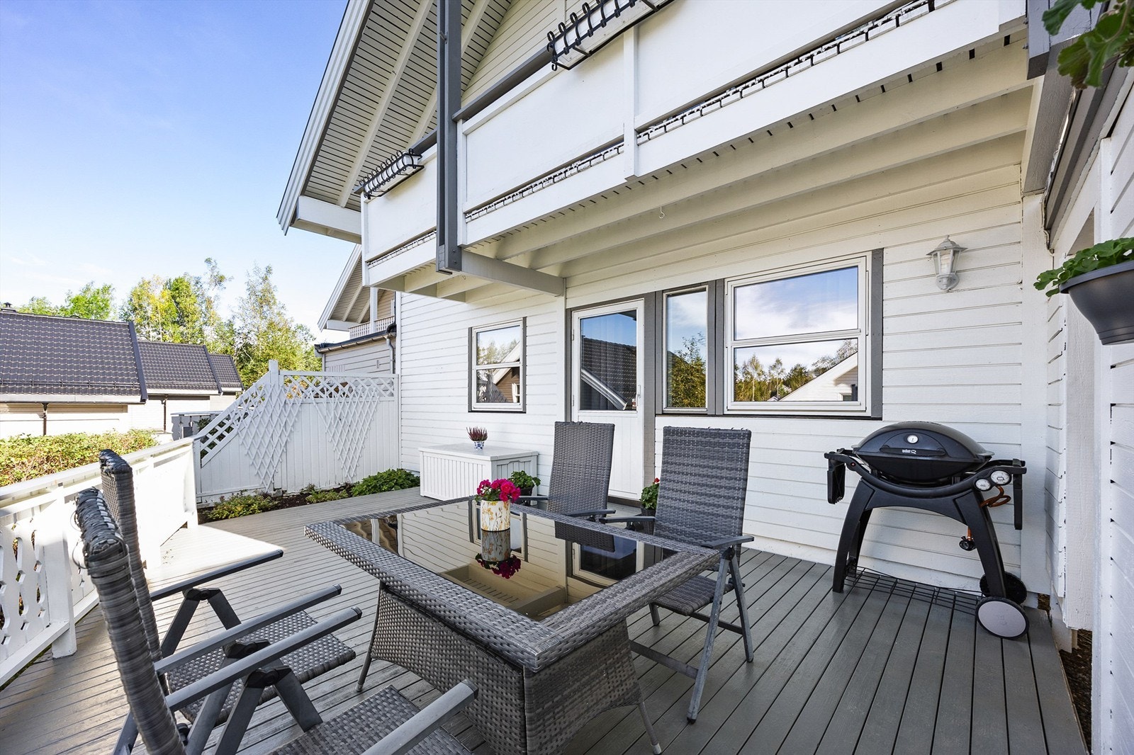 Fra stuen har du utgang til en terrasse mål opp til ca. 25 kvm. Et perfekt oppholdssted på sommerstid. Galleribilde