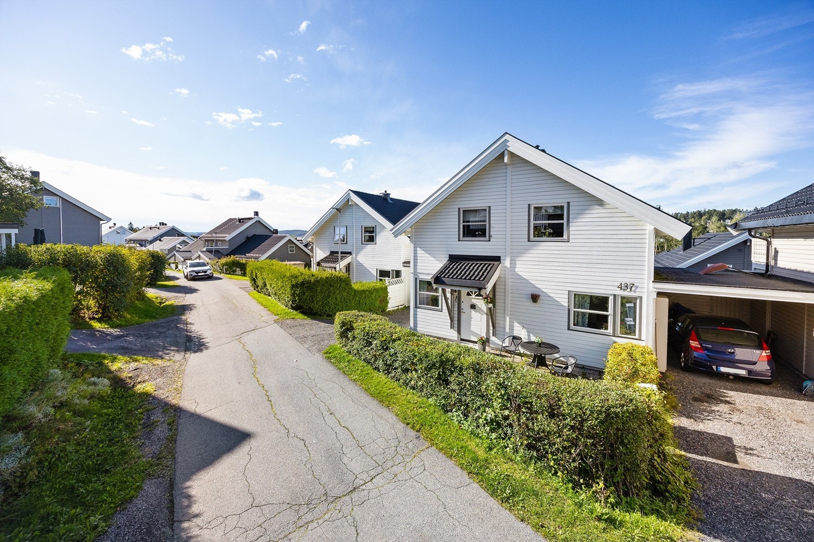 Dette er en familievennlig enebolig i kjede på Holt Vestvollen. Boligen inneholder 4 soverom, et stort bad, samt en WC, 2 stuer og et kjøkken med rikelig plass. Galleribilde