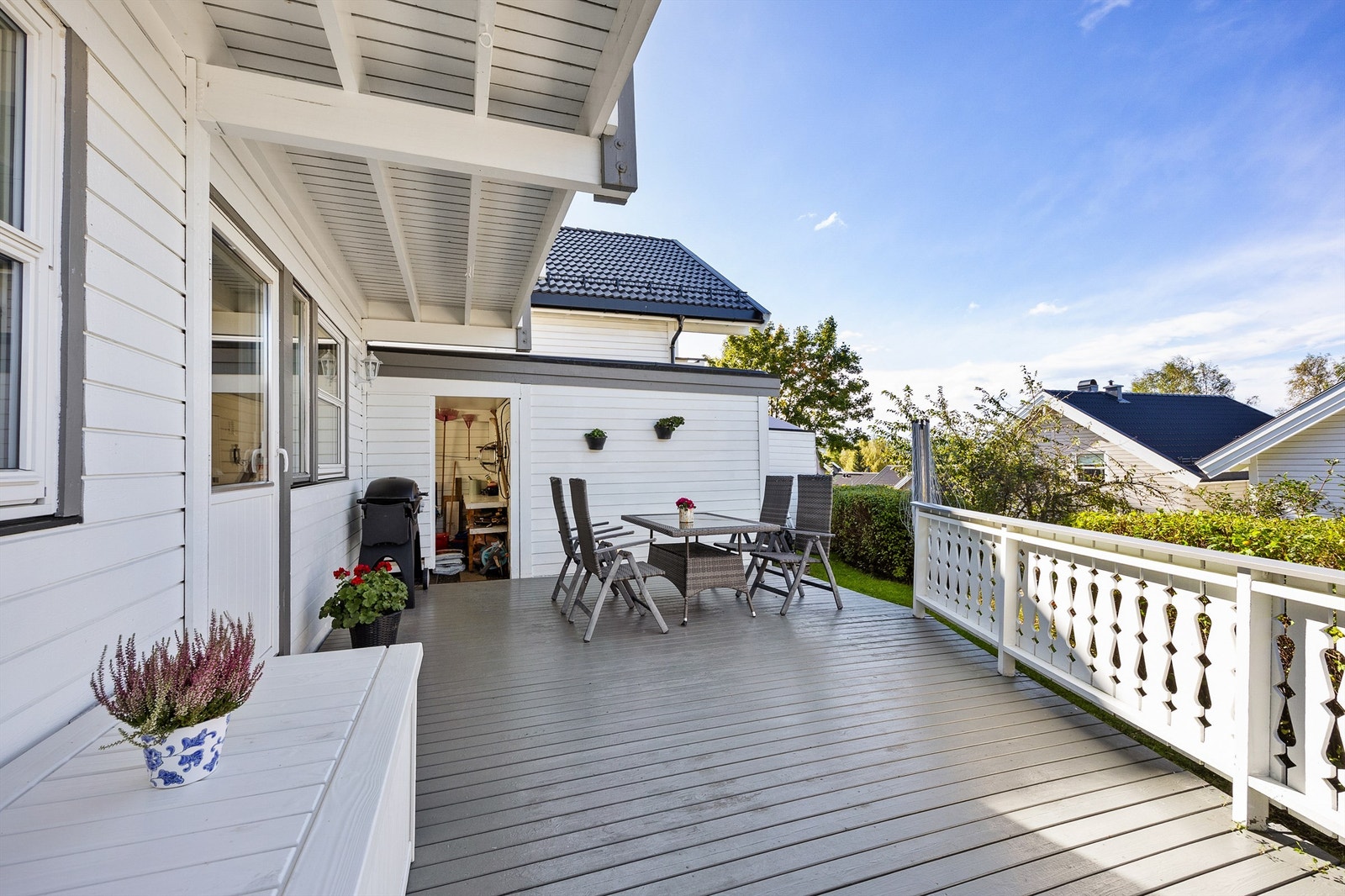 Fra terrassen har man og tilgang til en utebod/redskapsbod for lagring av hageredskap og diverse. Galleribilde