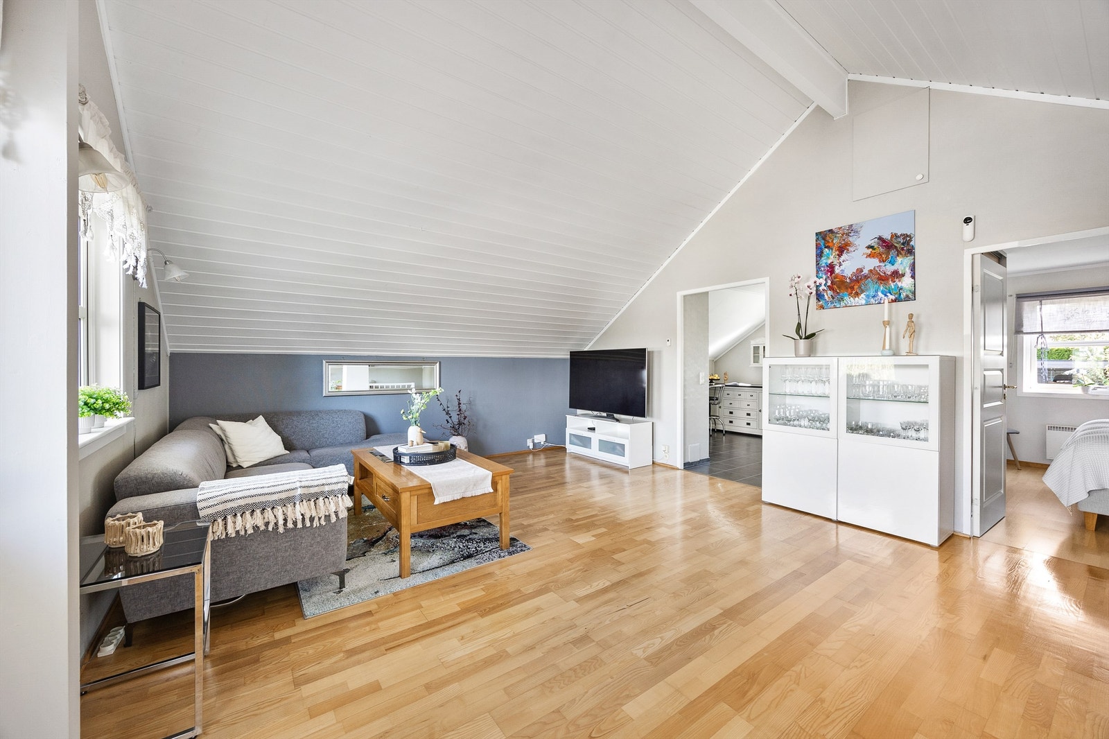 Skråtaket gir en generøs takhøyde på sitt høyeste og bidrar til den luftige og åpne følelsen man får. Galleribilde