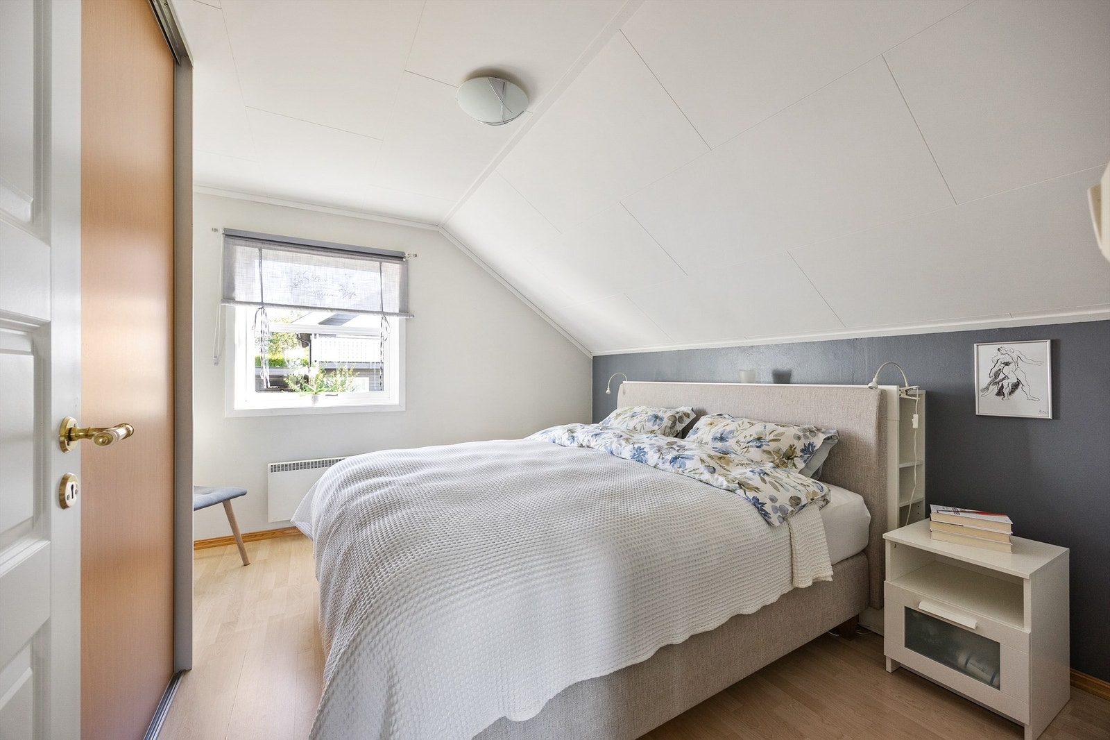 Dette er rommet brukt som hovedsoverom, plassert i andre etasje. Rommet er av god størrelse med god plass til en god seng, samt tilhørende soveromsmøblement. Galleribilde