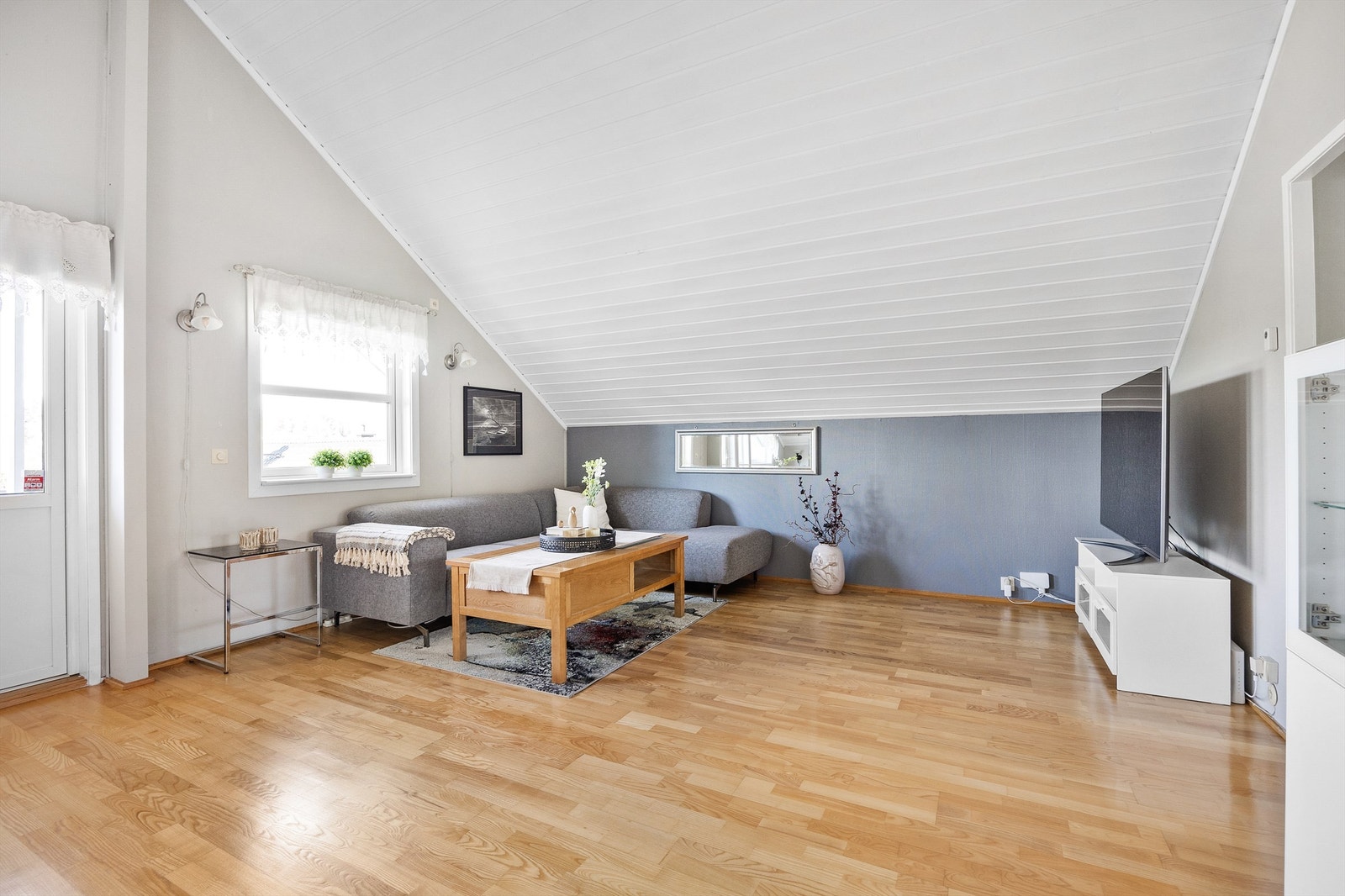 Med gode vindusflater slippes det inn rikelig med naturlig lys inn i stuen som bidrar til den luftige romfølelsen man får når man kommer inn i rommet. Galleribilde