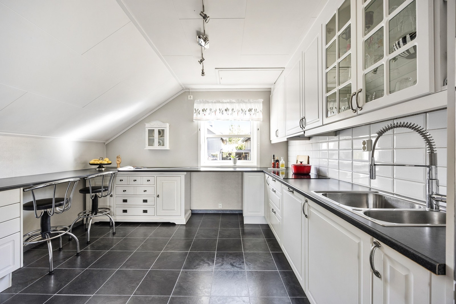 Kjøkkenet er av god størrelse, med rikelig arbeidsplass på en laminert benkeplate som omkranser kjøkkenet. Galleribilde