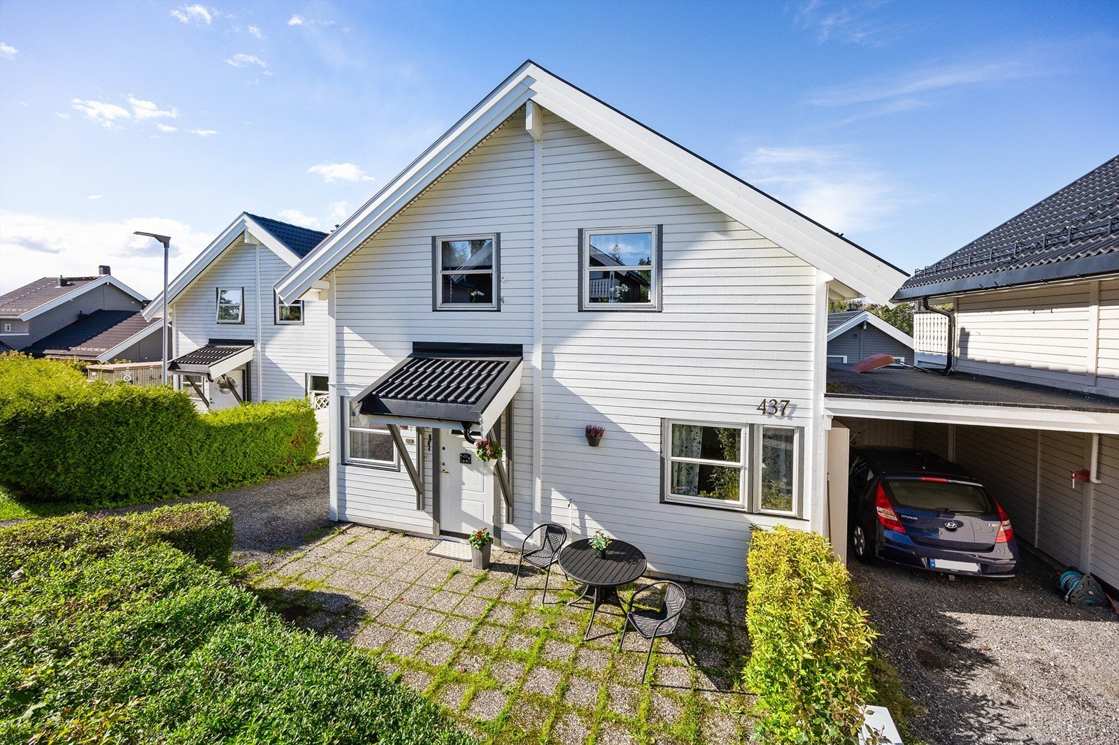 Boligen er tilknyttet Sollia Terrasse borettslag som består av 75 enheter. Borettslaget er godt etablert og oppleves veldrevet. Galleribilde