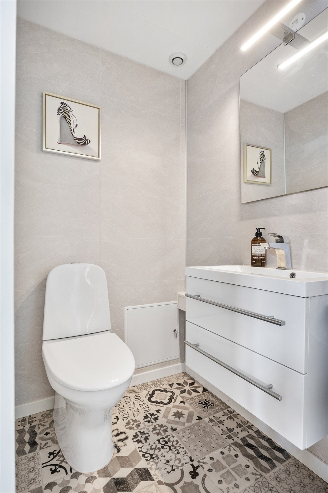 Mindre WC-rom i 1. etasje. Galleribilde